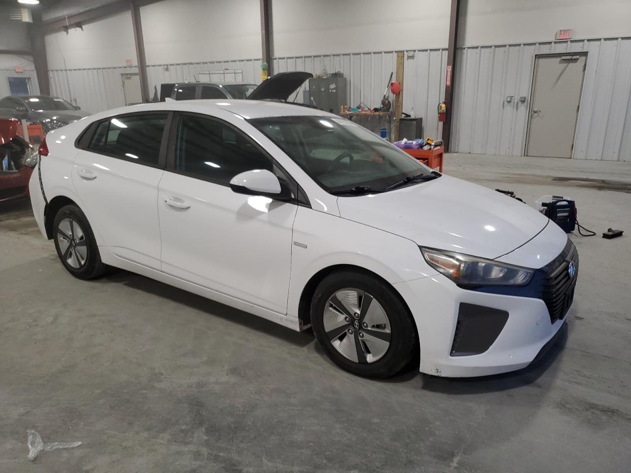 Photo 3 VIN: KMHC65LC8HU046240 - HYUNDAI IONIQ 