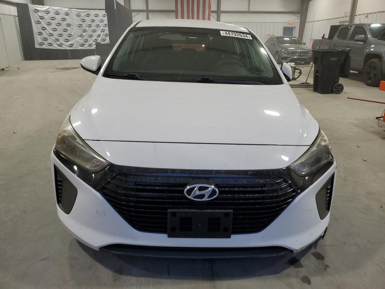 Photo 4 VIN: KMHC65LC8HU046240 - HYUNDAI IONIQ 