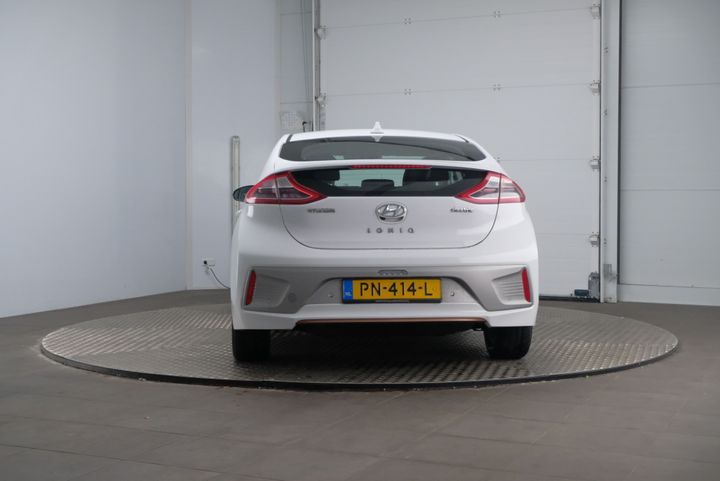 Photo 4 VIN: KMHC751HFHU011682 - HYUNDAI IONIQ 