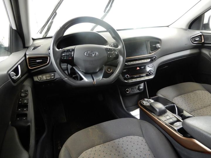 Photo 9 VIN: KMHC751HFHU011809 - HYUNDAI IONIQ 