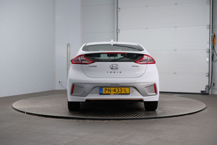 Photo 4 VIN: KMHC751HFHU011922 - HYUNDAI IONIQ 