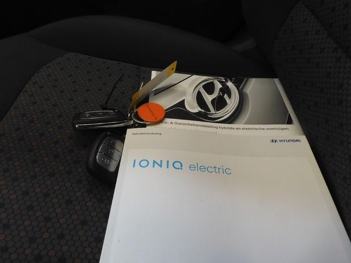 Photo 4 VIN: KMHC751HFJU031913 - HYUNDAI IONIQ 