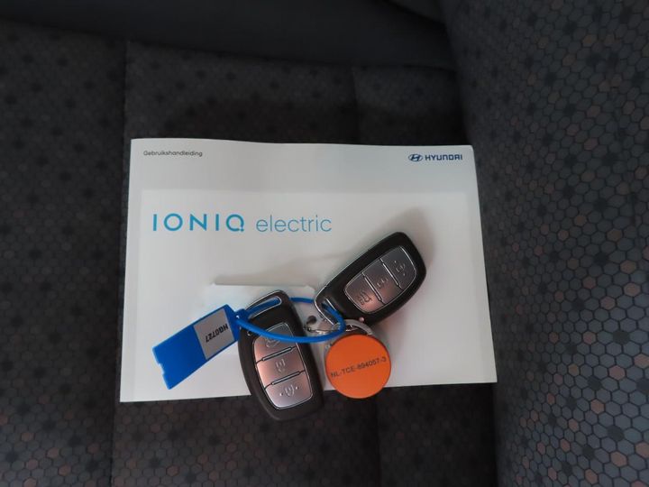 Photo 12 VIN: KMHC751HFJU033776 - HYUNDAI IONIQ 