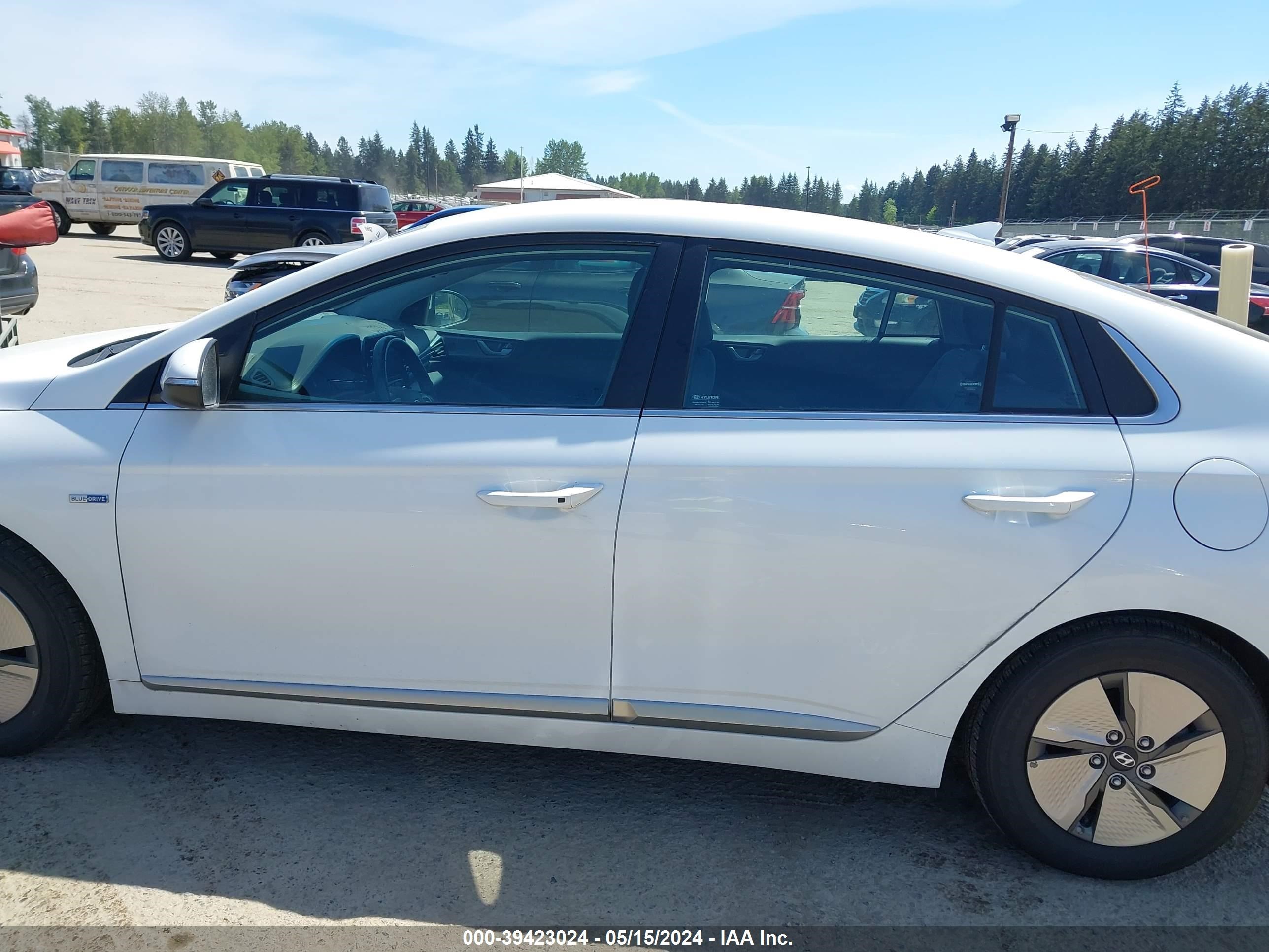 Photo 13 VIN: KMHC75LC4LU235831 - HYUNDAI IONIQ 