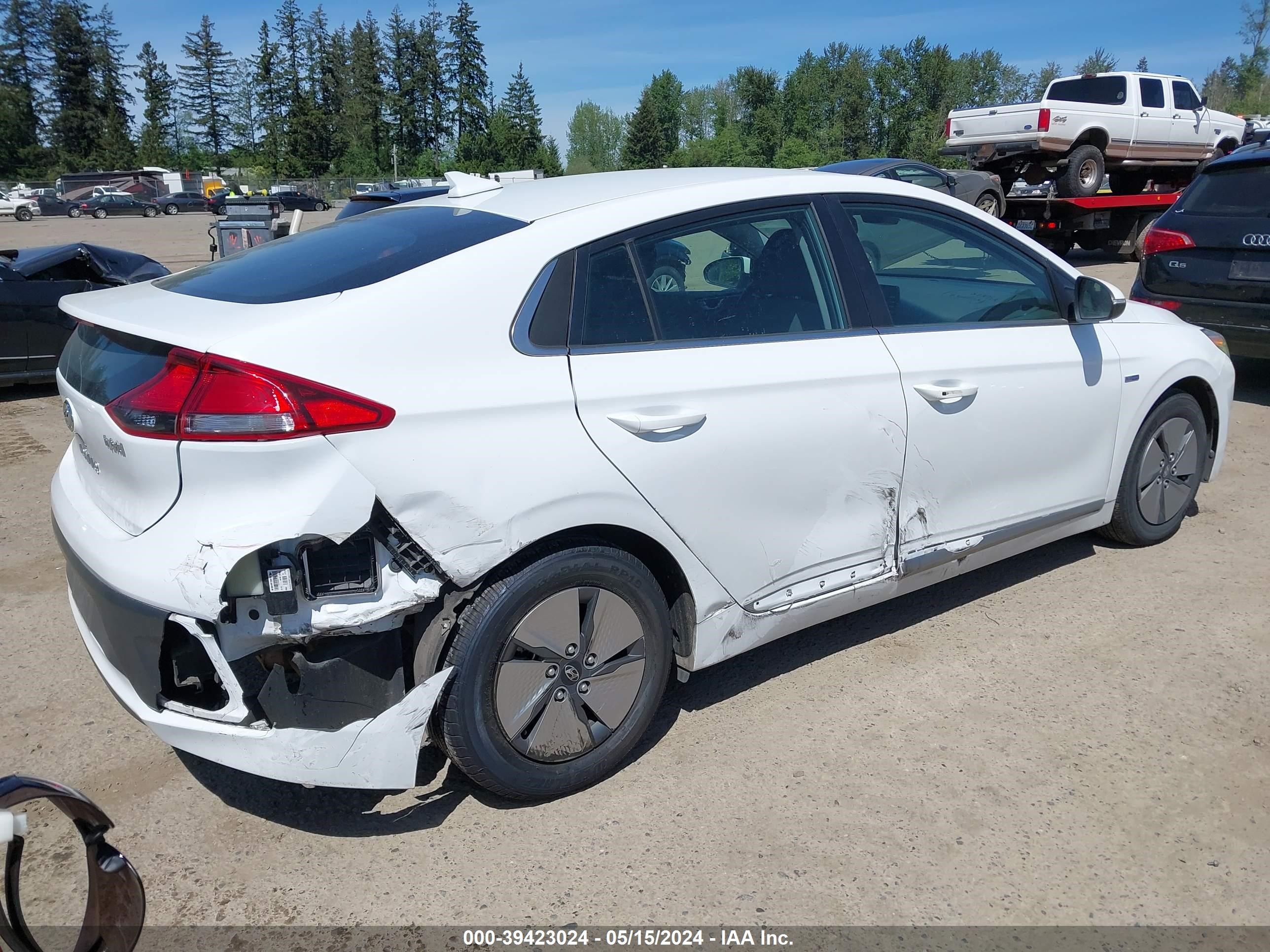 Photo 3 VIN: KMHC75LC4LU235831 - HYUNDAI IONIQ 