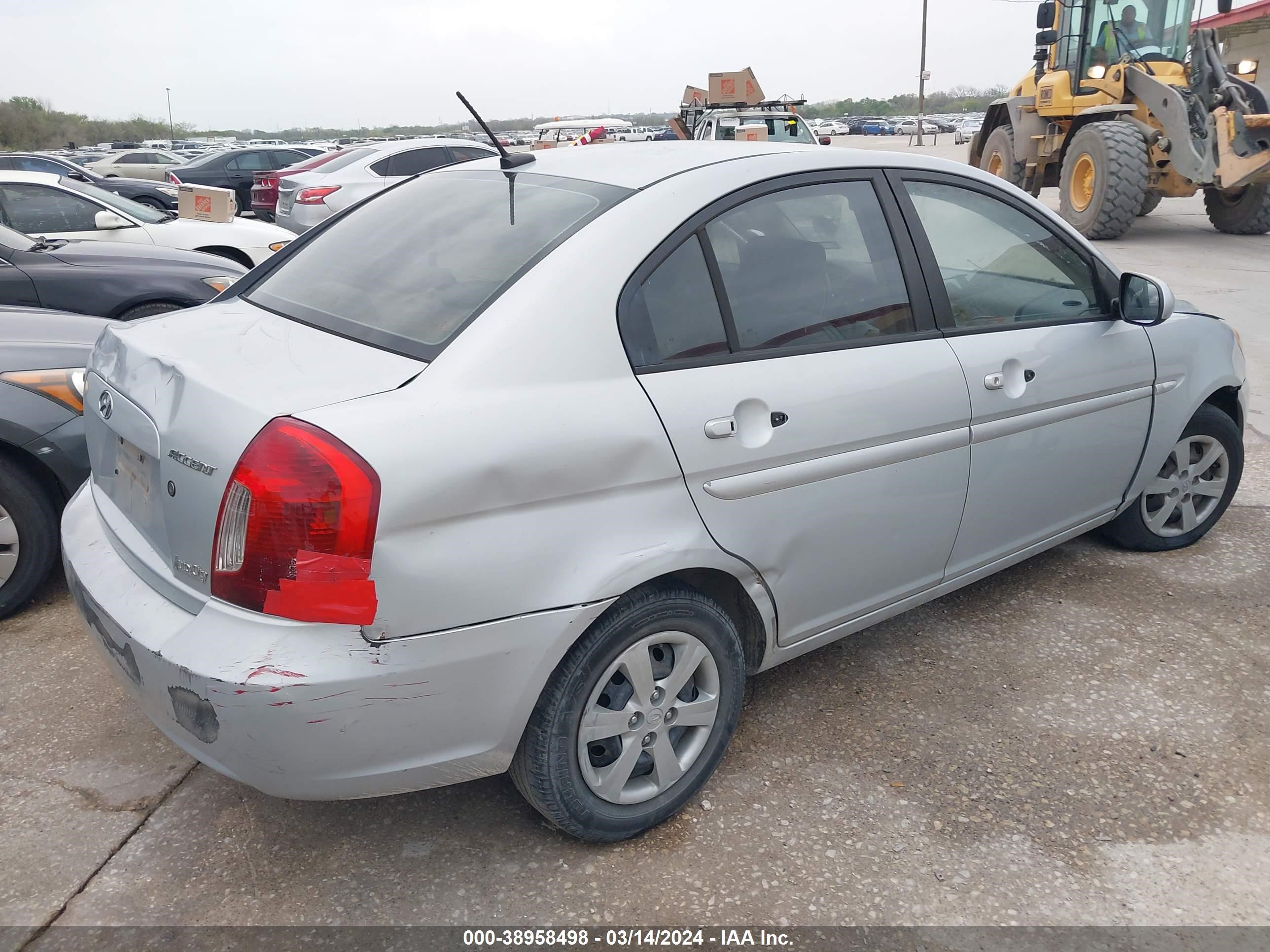 Photo 3 VIN: KMHCN4AC8AU472421 - HYUNDAI ACCENT 