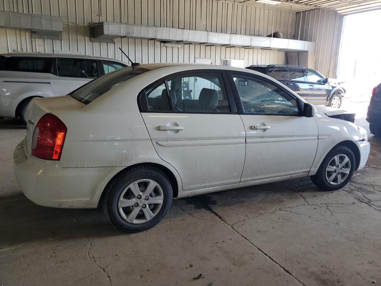 Photo 2 VIN: KMHCN4AC8BU618320 - HYUNDAI ACCENT 