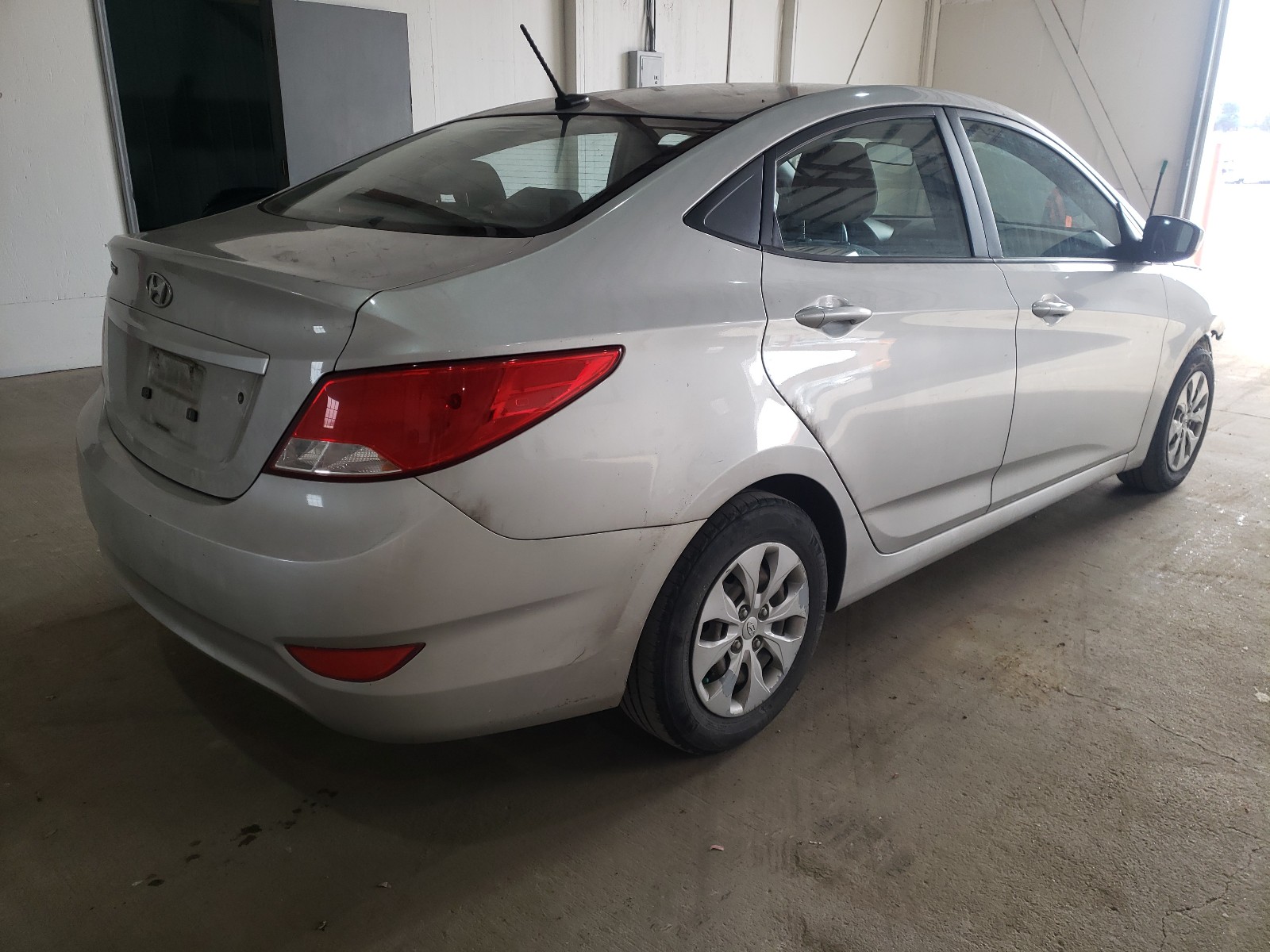 Photo 3 VIN: KMHCT4AE2GU982022 - HYUNDAI ACCENT SE 