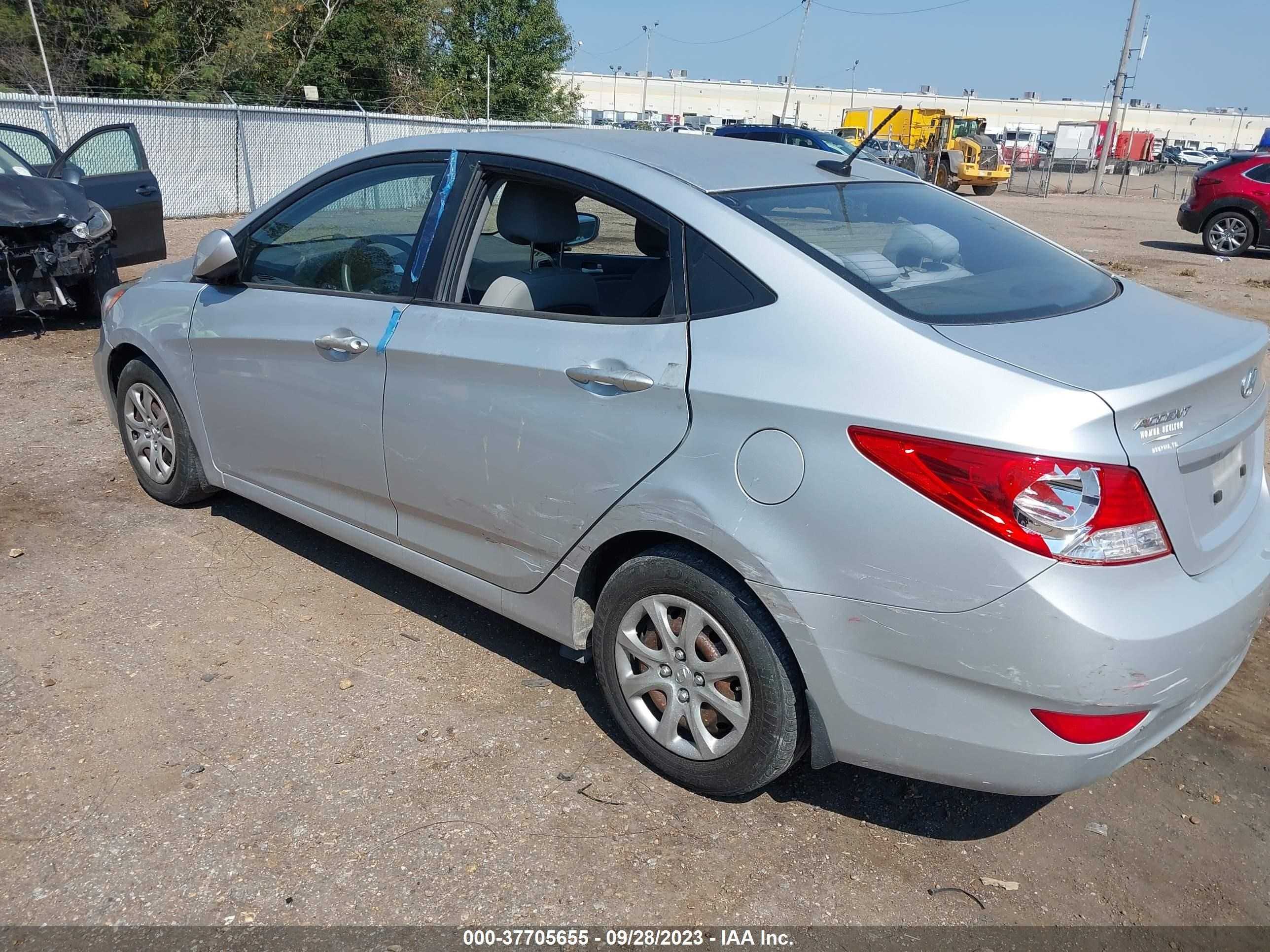 Photo 2 VIN: KMHCT4AE3DU483872 - HYUNDAI ACCENT 