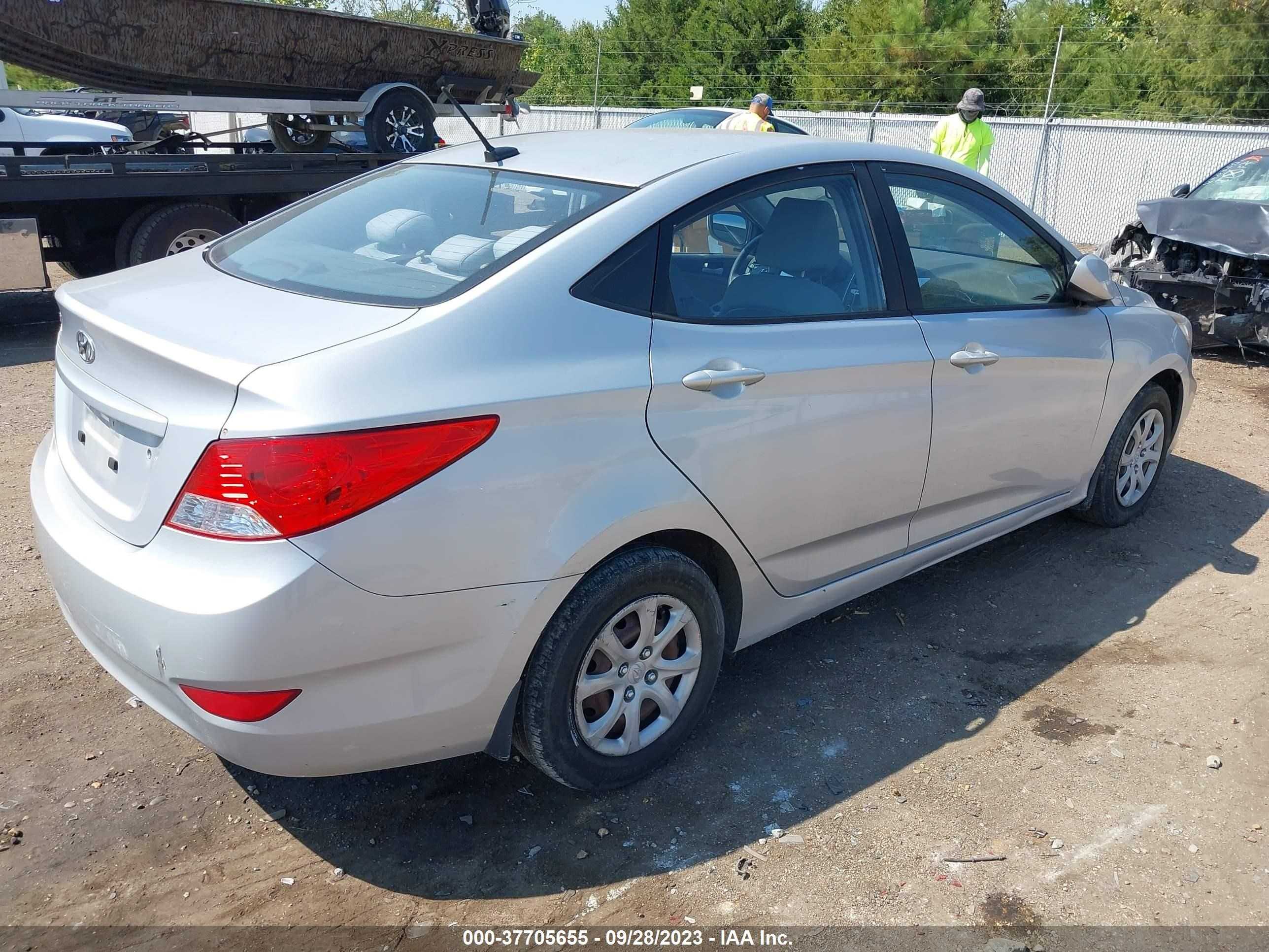 Photo 3 VIN: KMHCT4AE3DU483872 - HYUNDAI ACCENT 