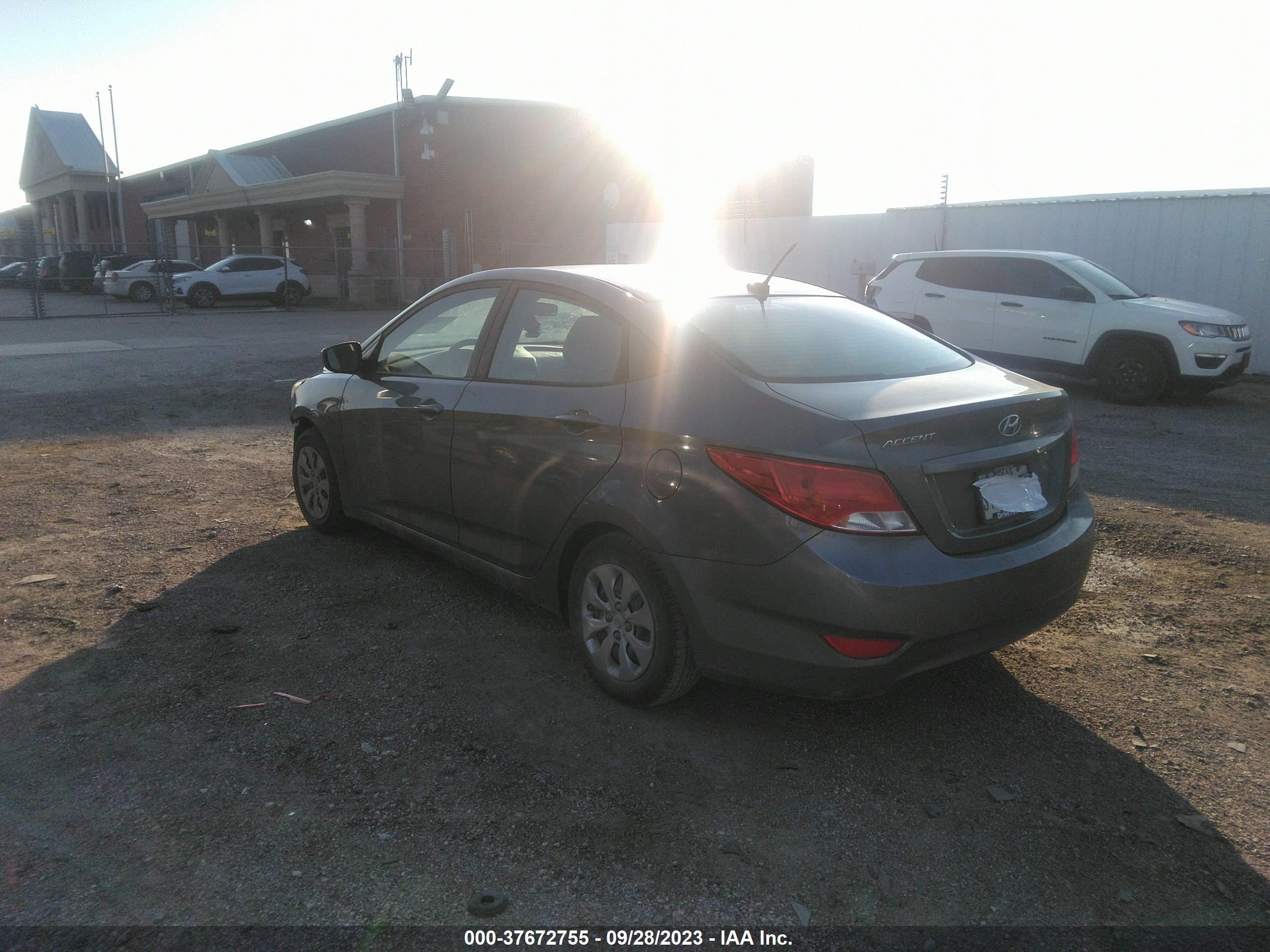 Photo 2 VIN: KMHCT4AE3HU168852 - HYUNDAI ACCENT 