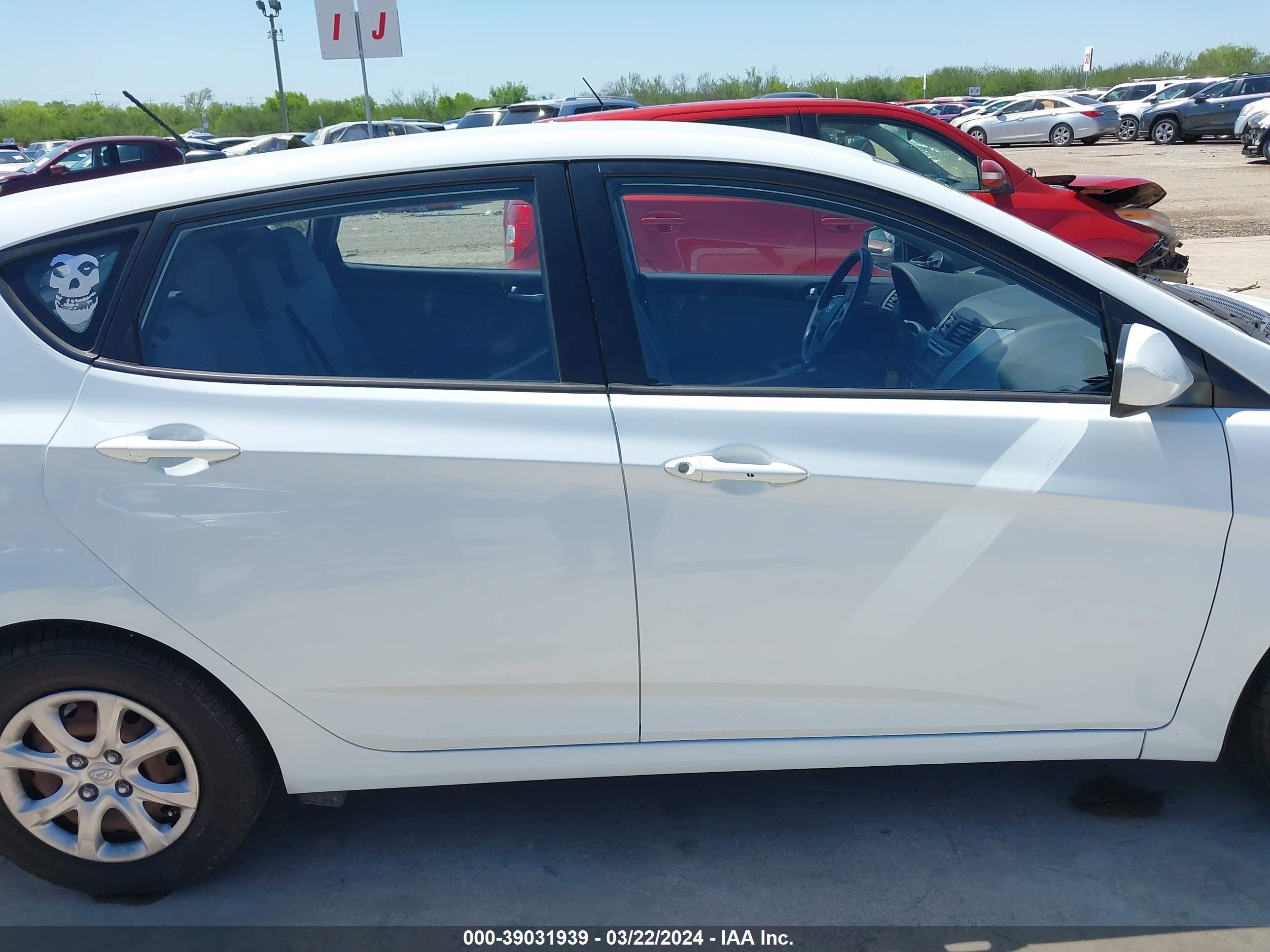 Photo 13 VIN: KMHCT5AE2DU086725 - HYUNDAI ACCENT 