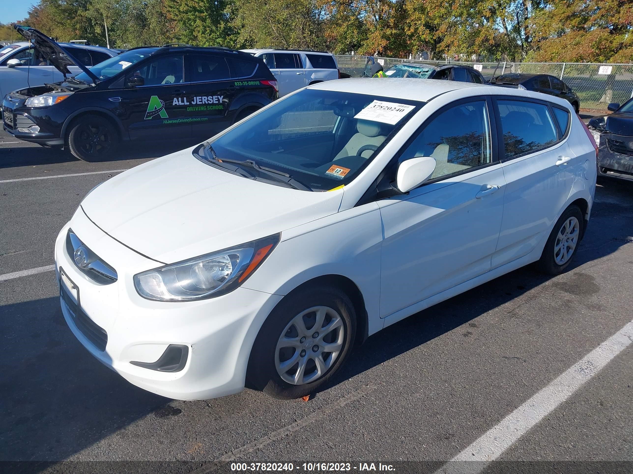 Photo 1 VIN: KMHCT5AE3DU084613 - HYUNDAI ACCENT 