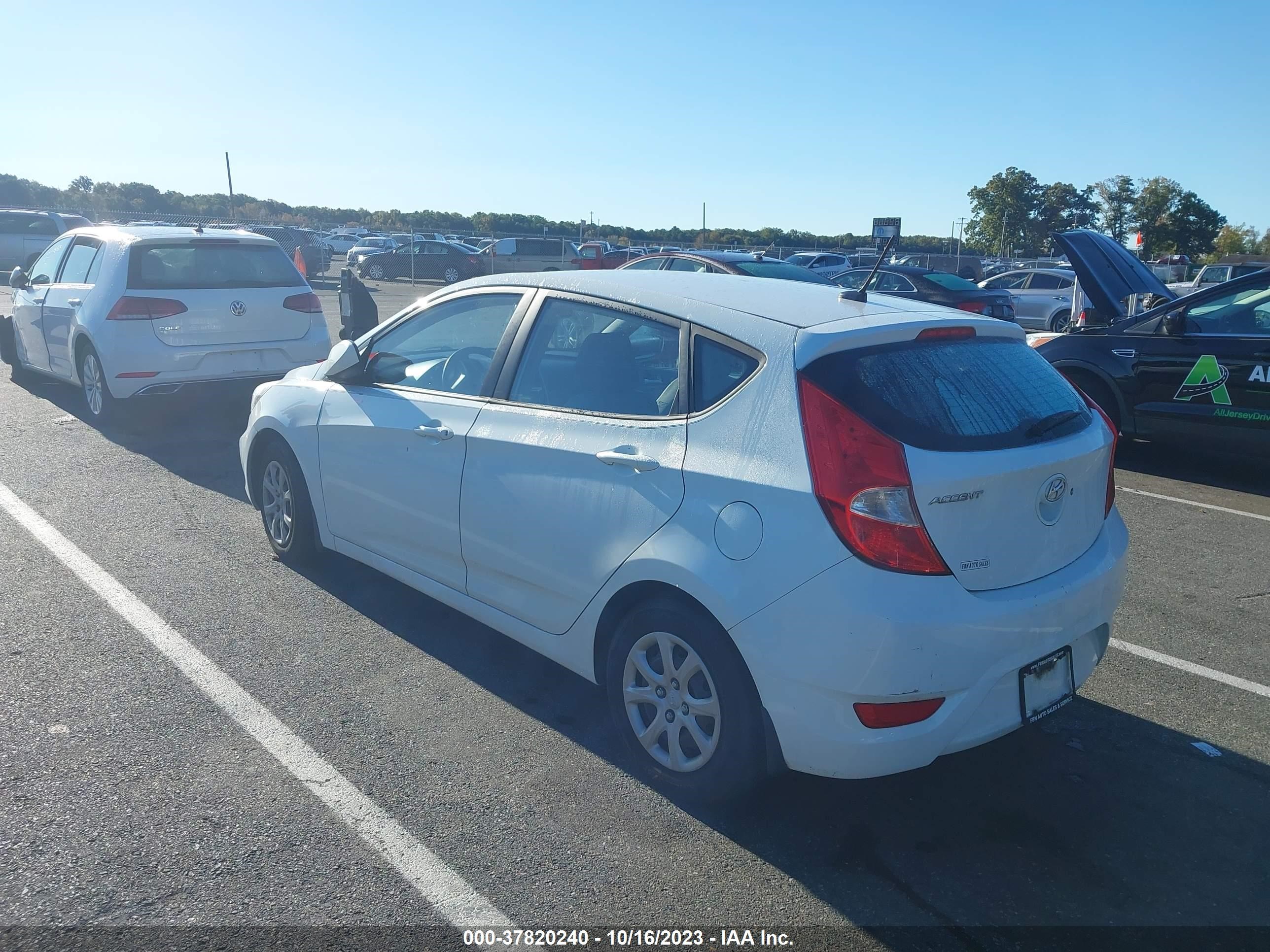 Photo 2 VIN: KMHCT5AE3DU084613 - HYUNDAI ACCENT 