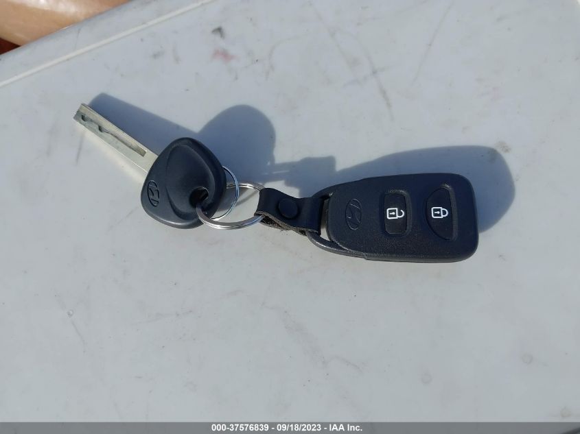 Photo 10 VIN: KMHCT5AE4CU045947 - HYUNDAI ACCENT 