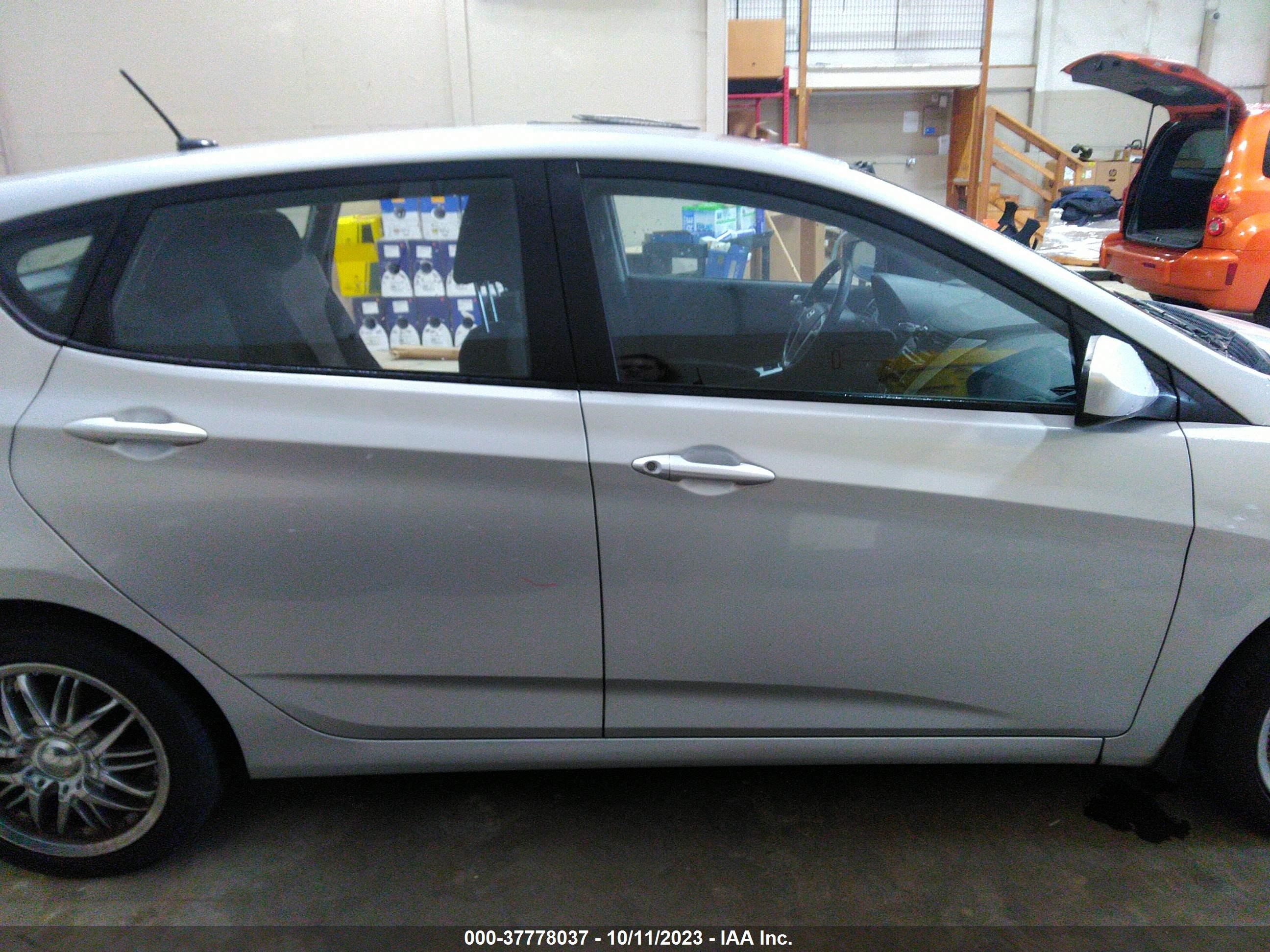 Photo 12 VIN: KMHCT5AE4CU049111 - HYUNDAI ACCENT 