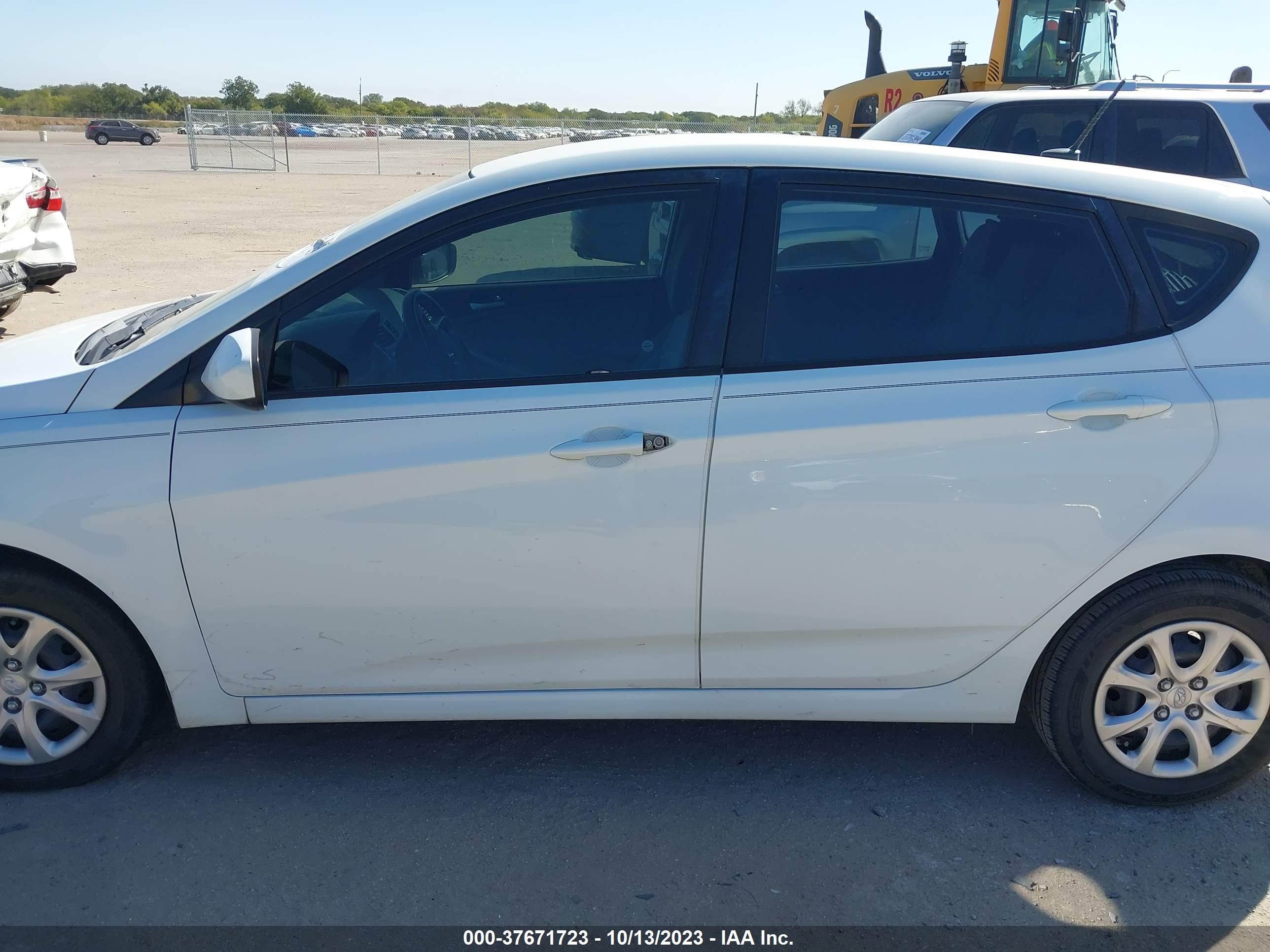 Photo 13 VIN: KMHCT5AE6DU120925 - HYUNDAI ACCENT 