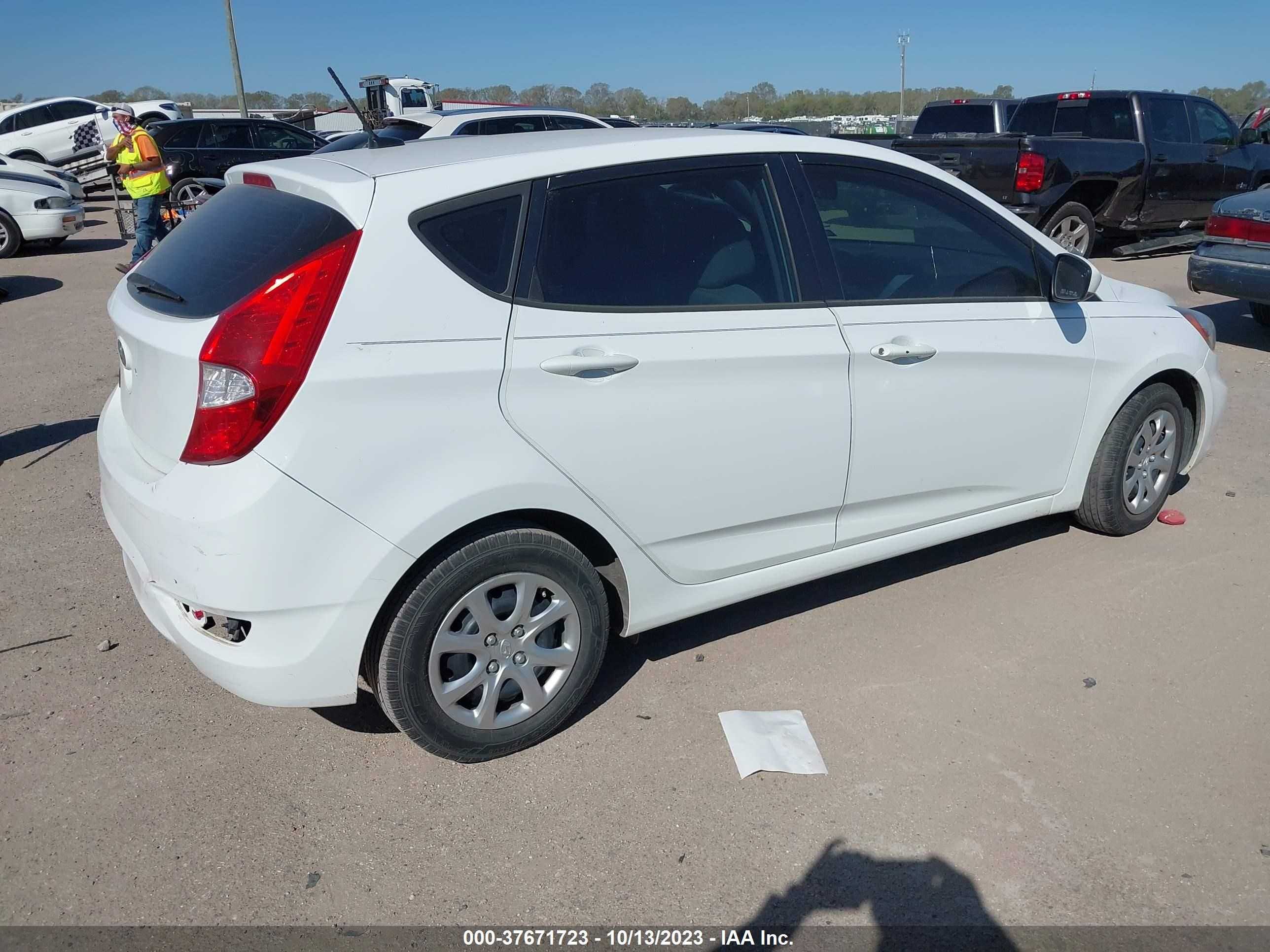 Photo 3 VIN: KMHCT5AE6DU120925 - HYUNDAI ACCENT 