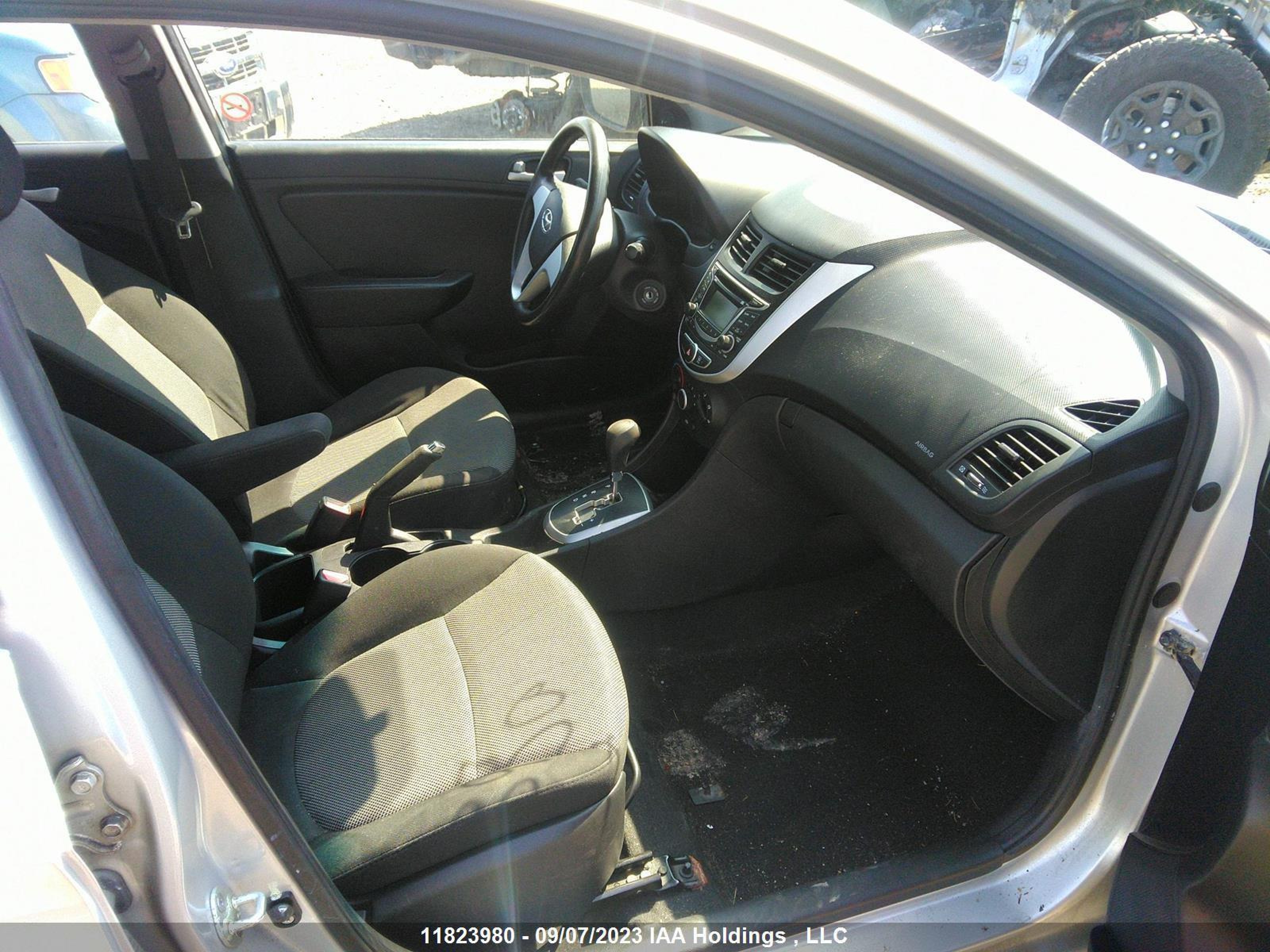 Photo 4 VIN: KMHCT5AE8CU014586 - HYUNDAI ACCENT 