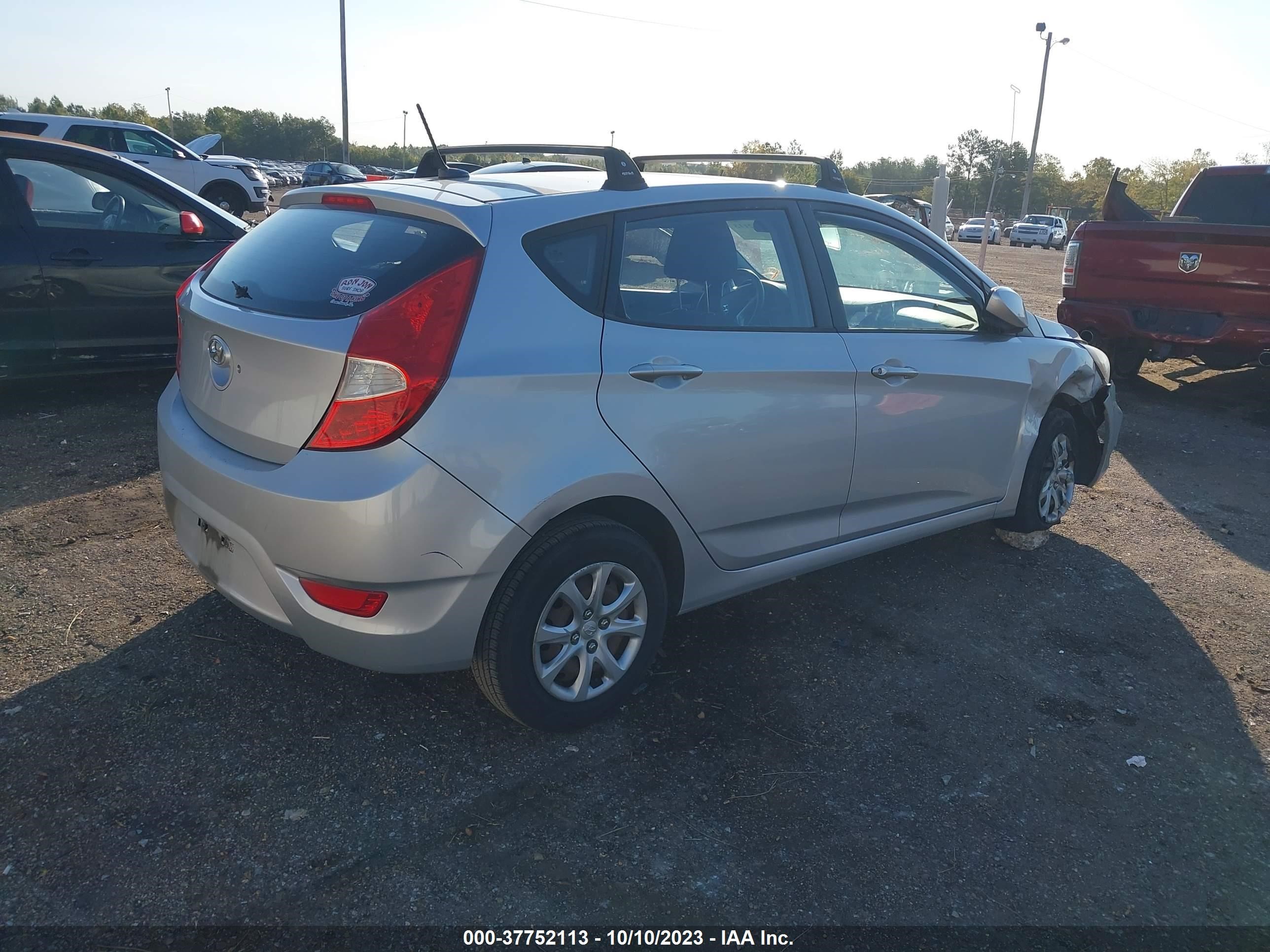 Photo 3 VIN: KMHCT5AE9CU021661 - HYUNDAI ACCENT 