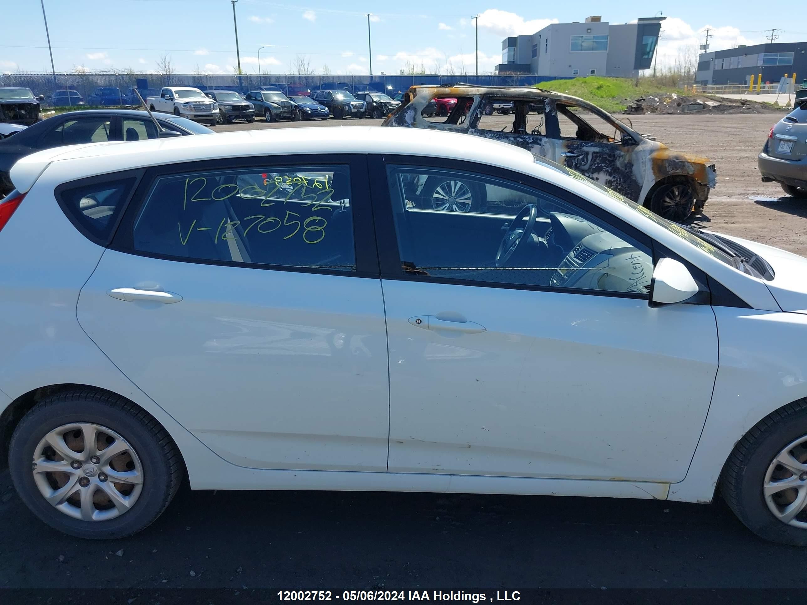 Photo 13 VIN: KMHCT5AE9DU127058 - HYUNDAI ACCENT 