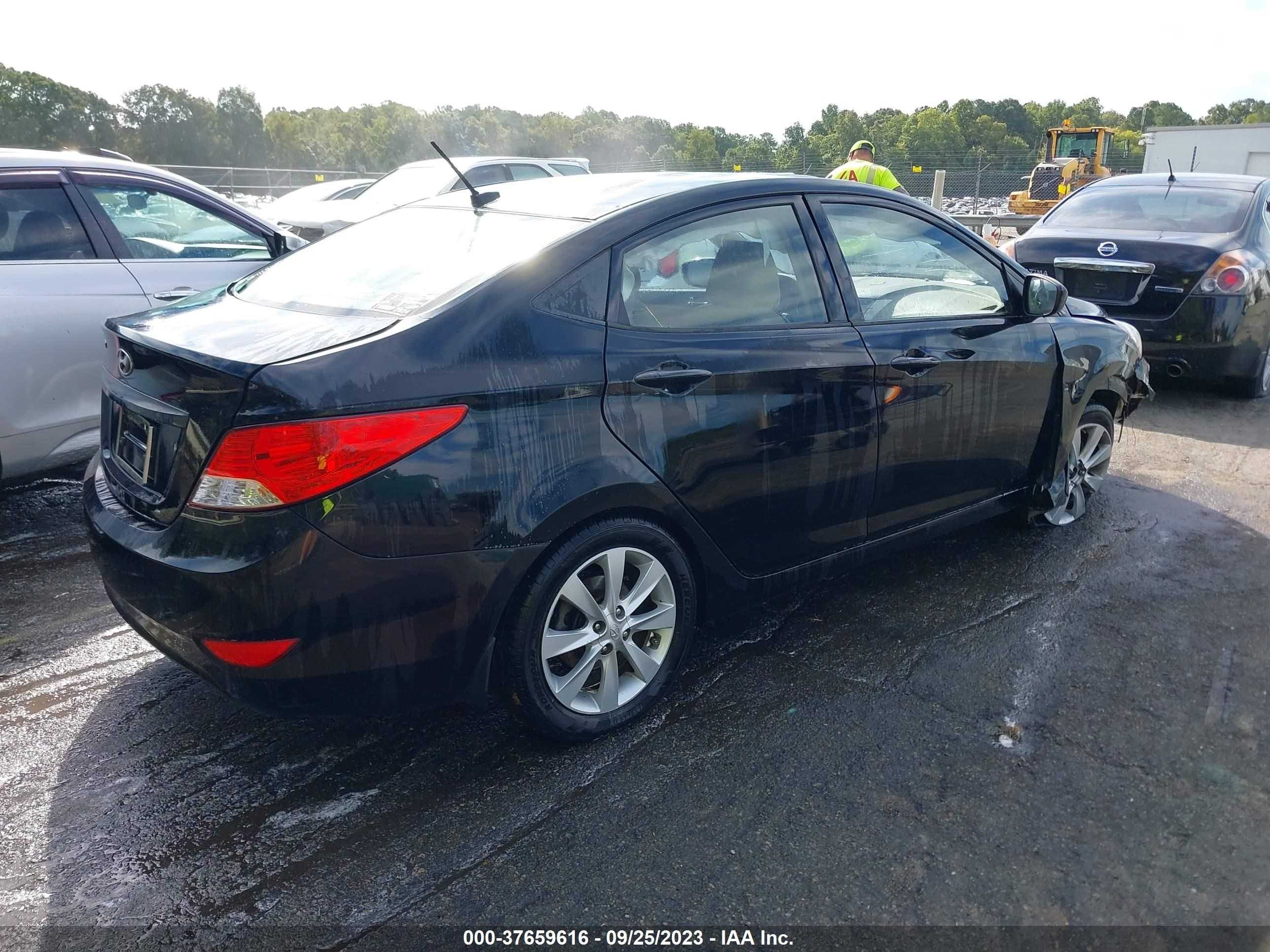 Photo 3 VIN: KMHCU4AE0CU136043 - HYUNDAI ACCENT 