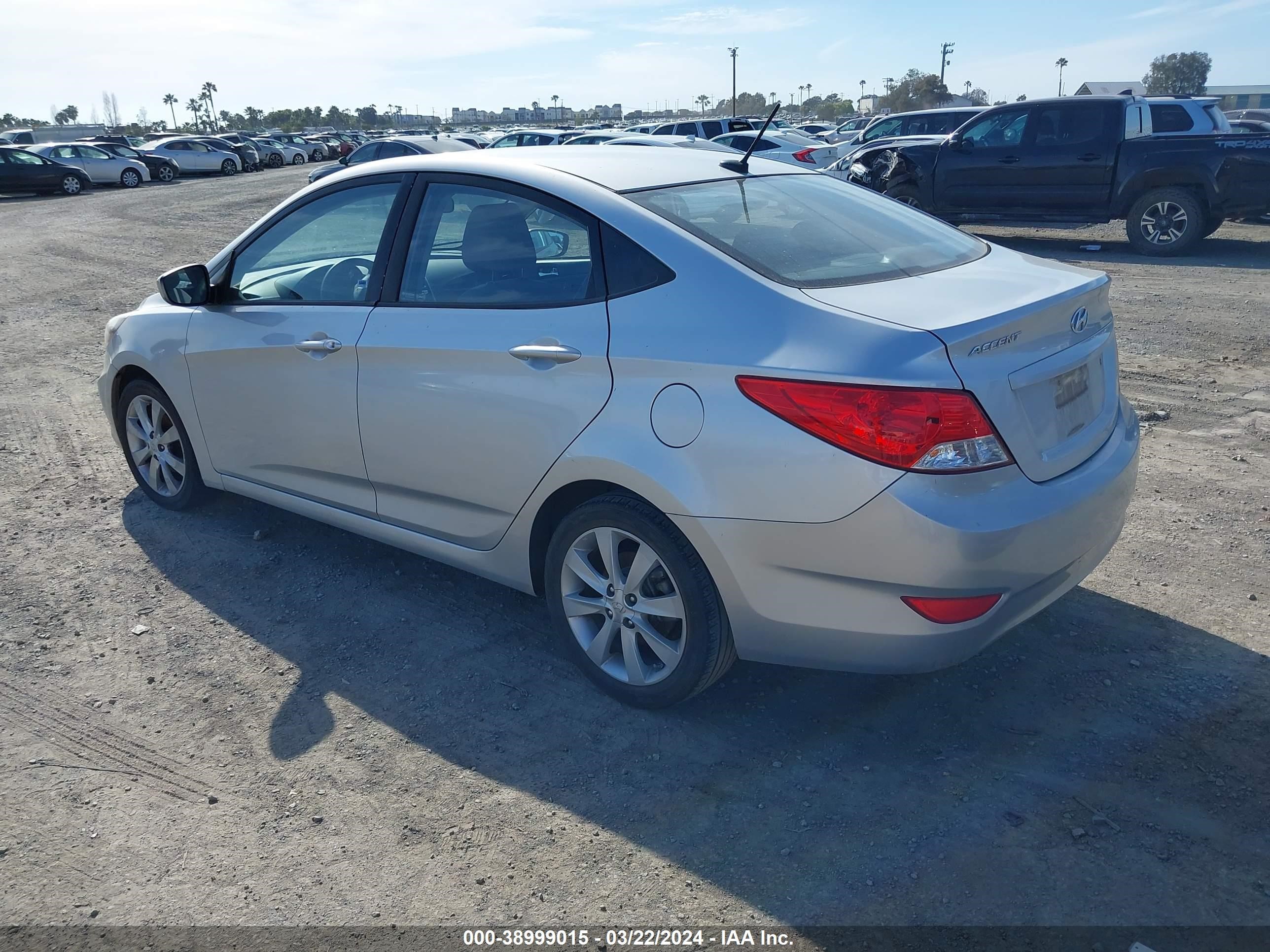 Photo 2 VIN: KMHCU4AE5CU181690 - HYUNDAI ACCENT 