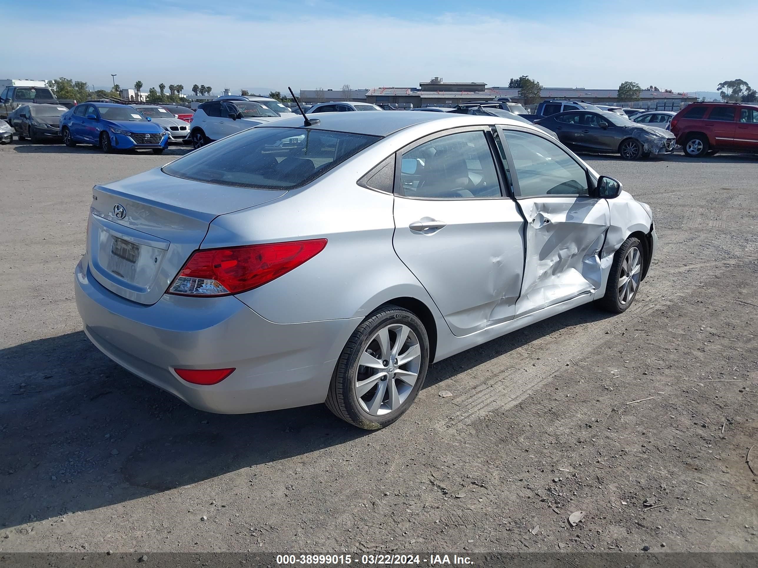 Photo 3 VIN: KMHCU4AE5CU181690 - HYUNDAI ACCENT 