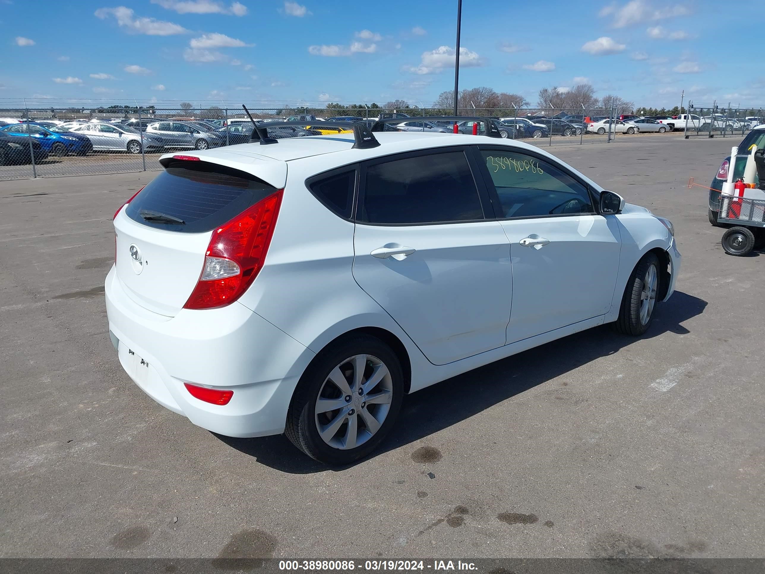 Photo 3 VIN: KMHCU5AEXCU031452 - HYUNDAI ACCENT 