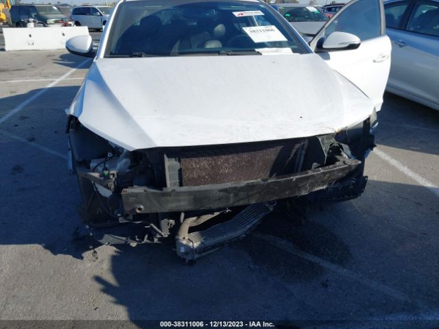 Photo 5 VIN: KMHD04LB2JU454701 - HYUNDAI ELANTRA 