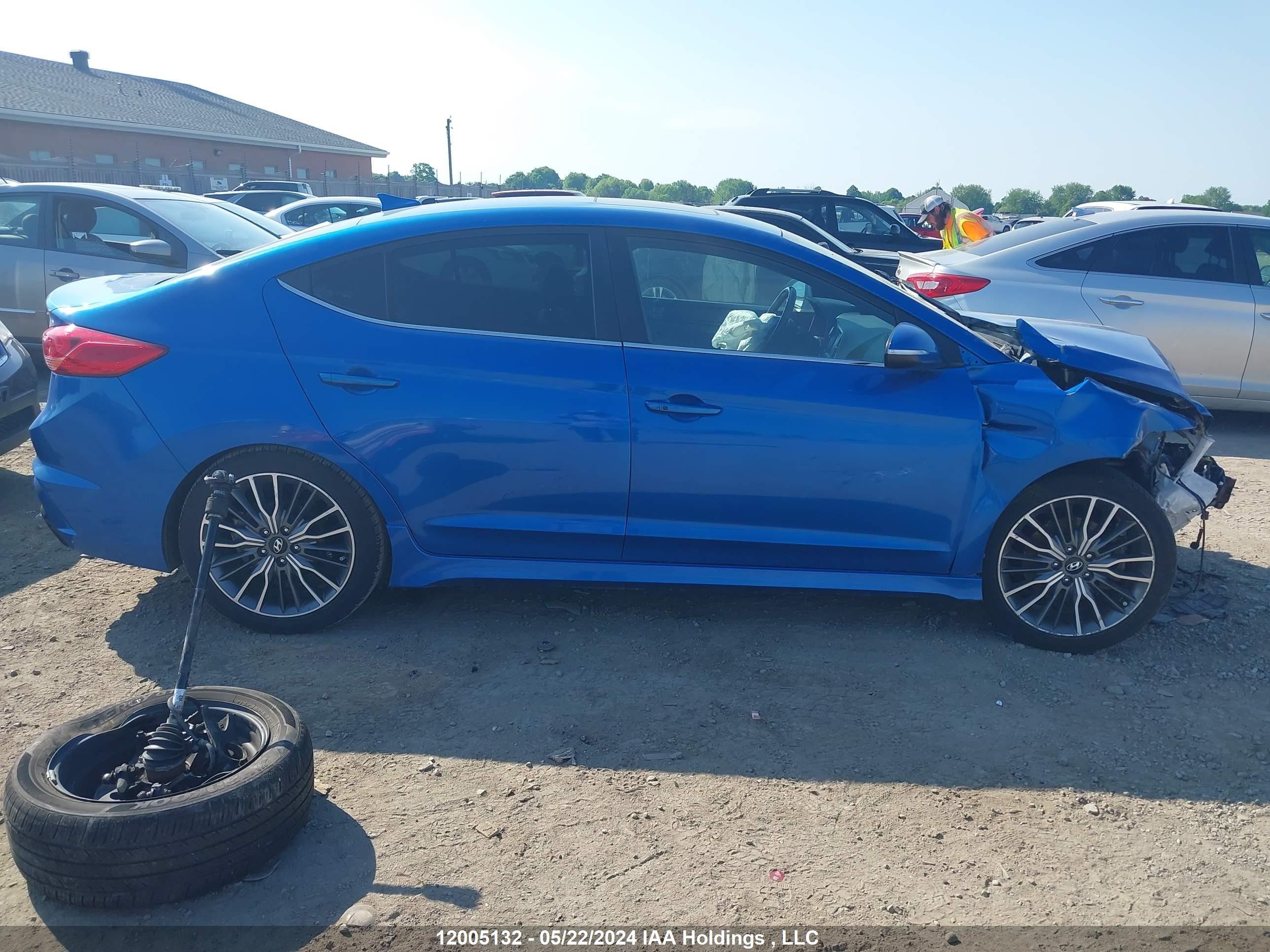 Photo 12 VIN: KMHD04LB9JU484228 - HYUNDAI ELANTRA 