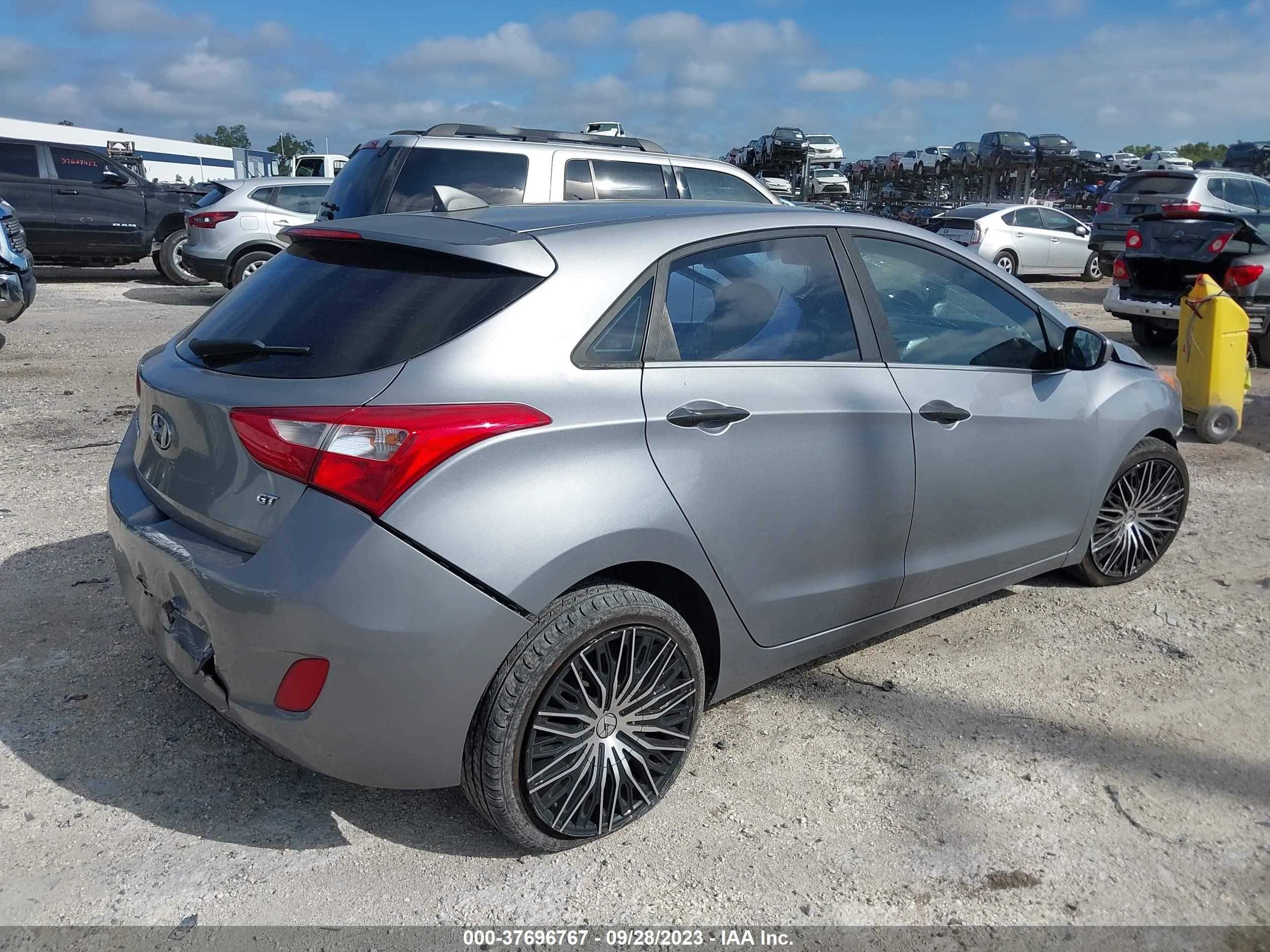 Photo 3 VIN: KMHD35LE8DU082681 - HYUNDAI ELANTRA 