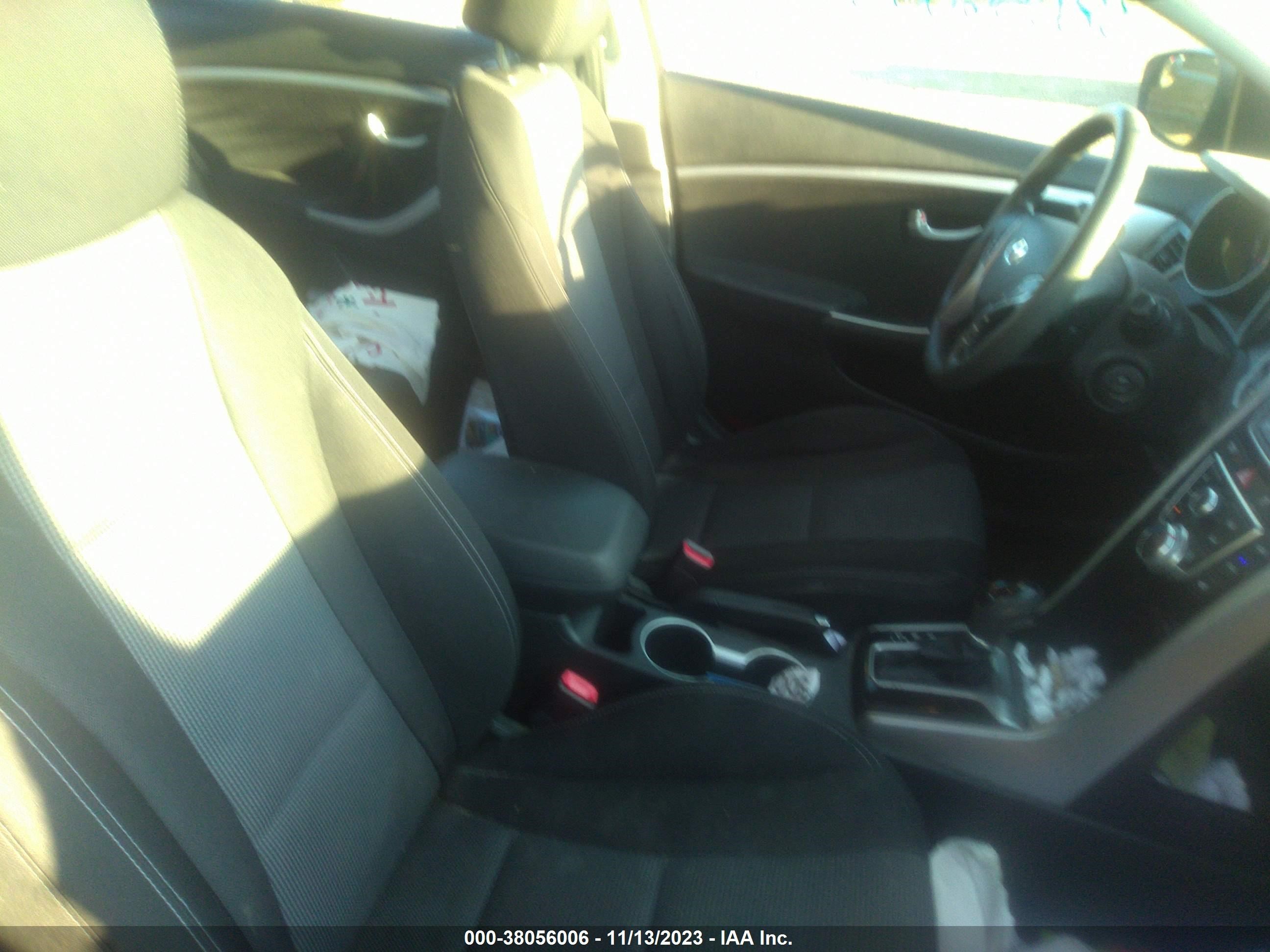 Photo 4 VIN: KMHD35LH4FU239930 - HYUNDAI ELANTRA 