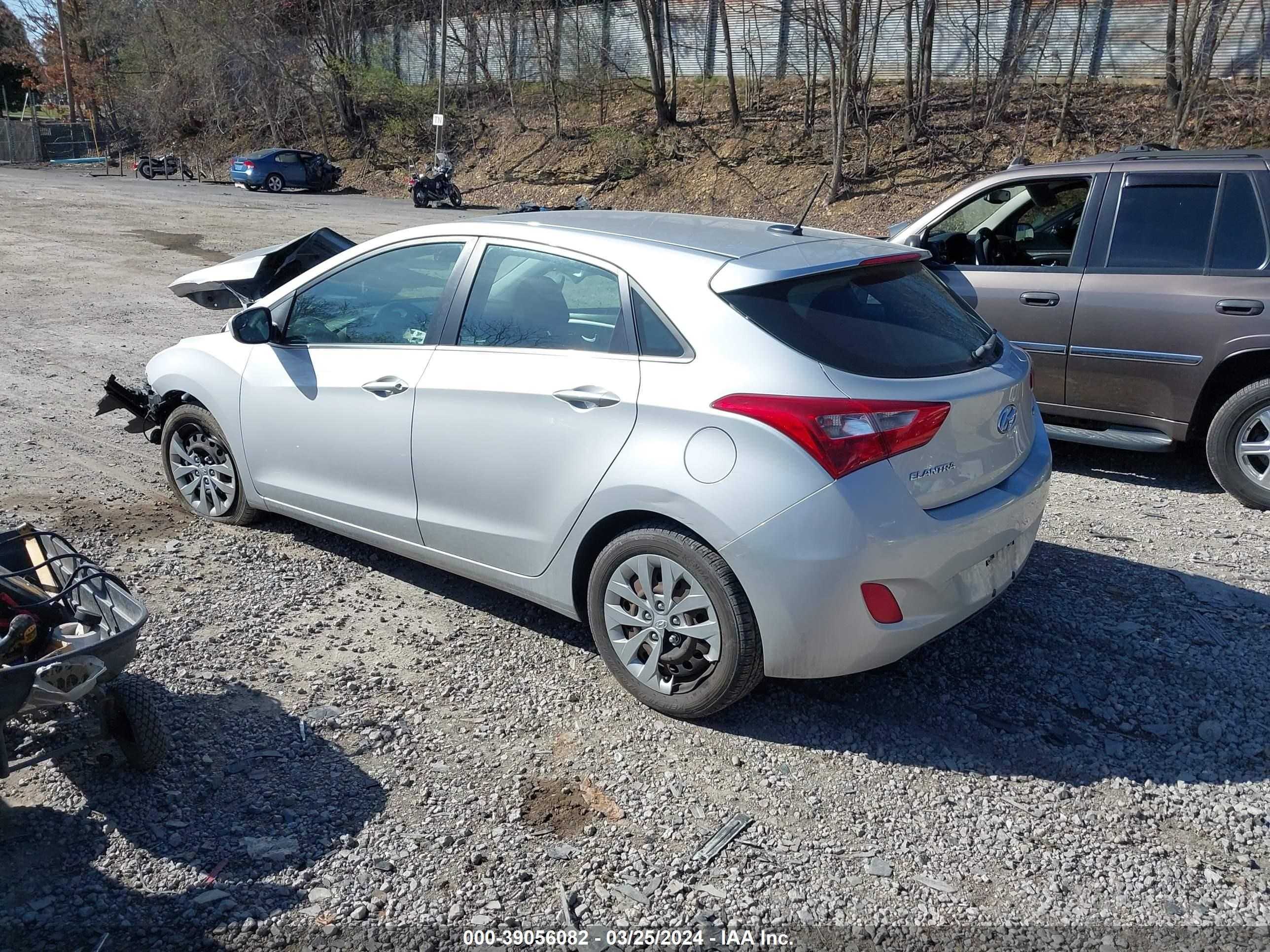 Photo 2 VIN: KMHD35LH4HU377048 - HYUNDAI ELANTRA 