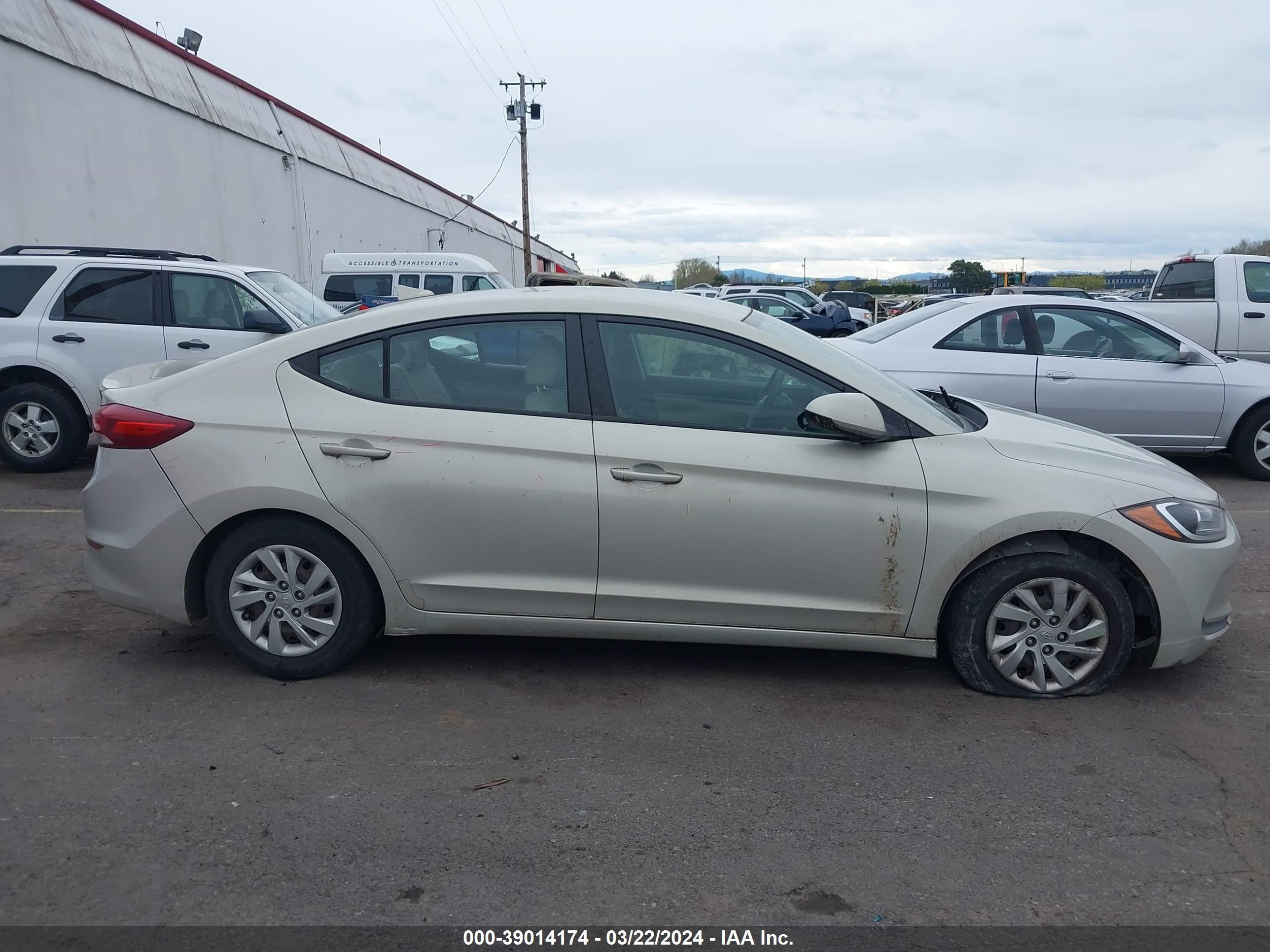 Photo 11 VIN: KMHD74LF0HU083692 - HYUNDAI ELANTRA 