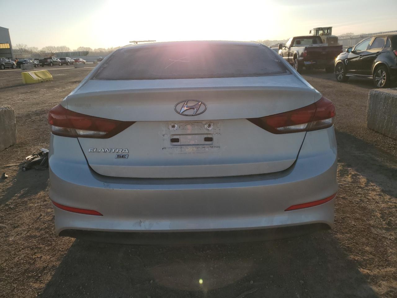 Photo 5 VIN: KMHD74LF3JU637233 - HYUNDAI ELANTRA 