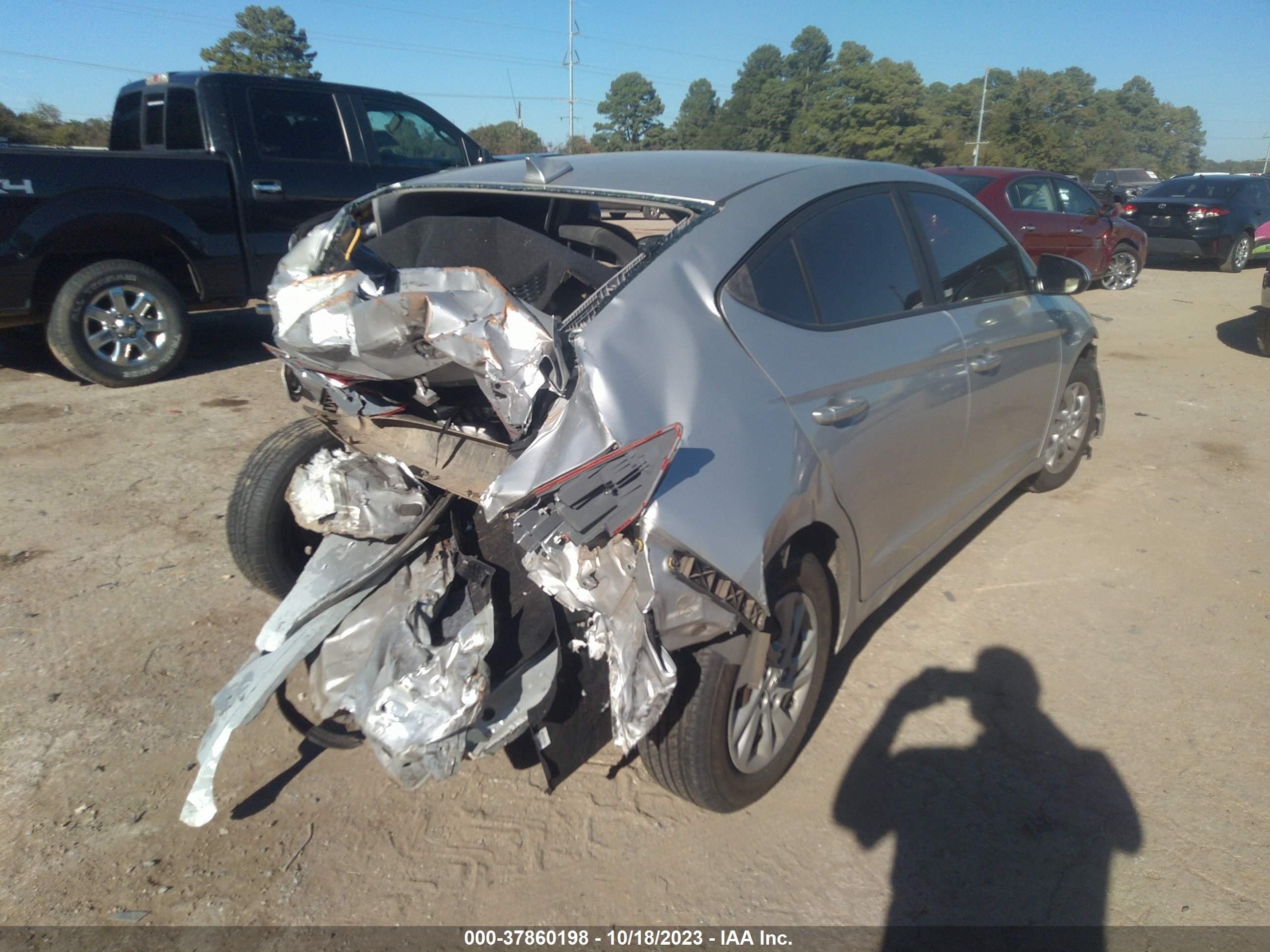 Photo 3 VIN: KMHD74LF4HU081704 - HYUNDAI ELANTRA 