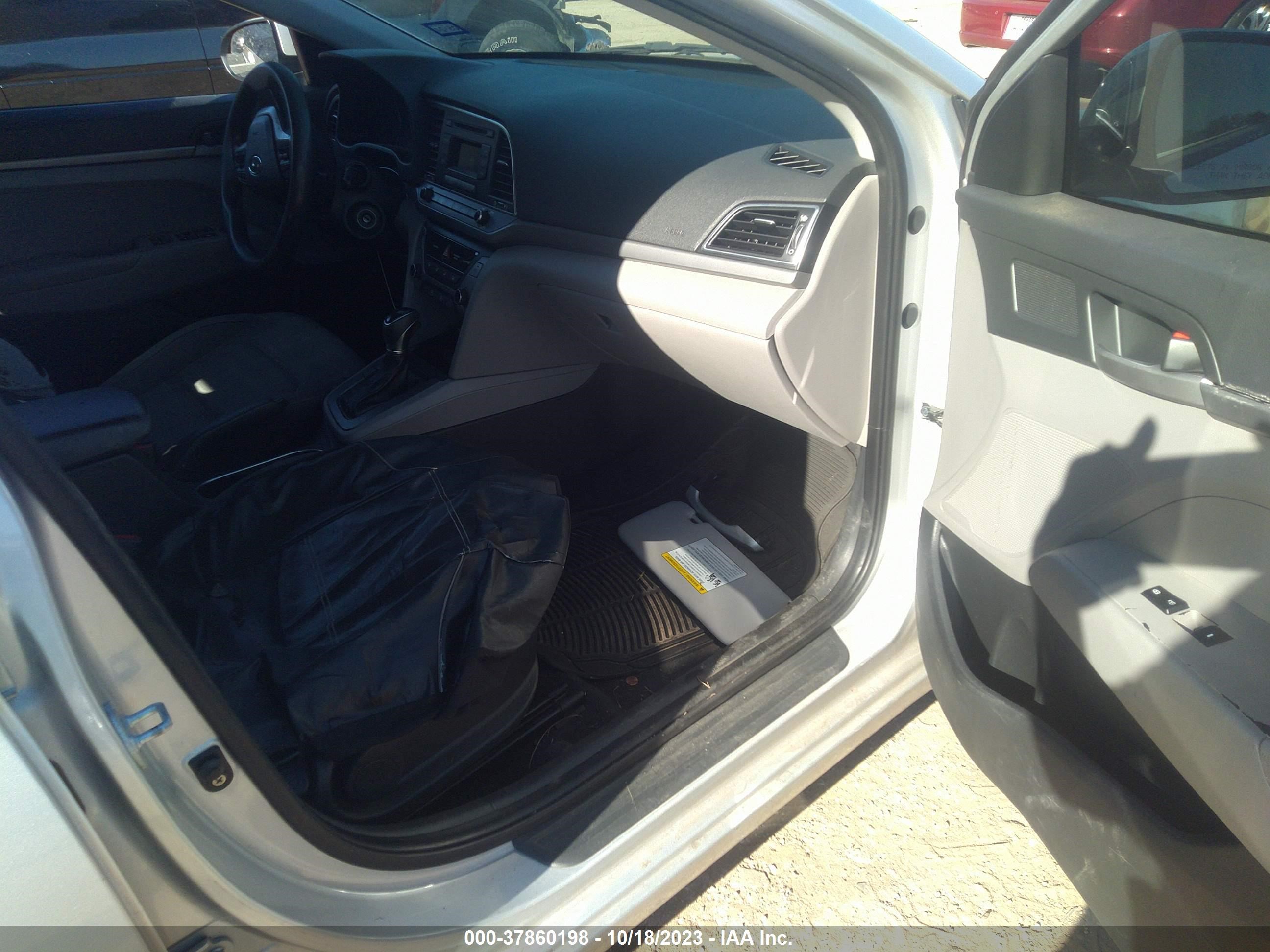 Photo 4 VIN: KMHD74LF4HU081704 - HYUNDAI ELANTRA 