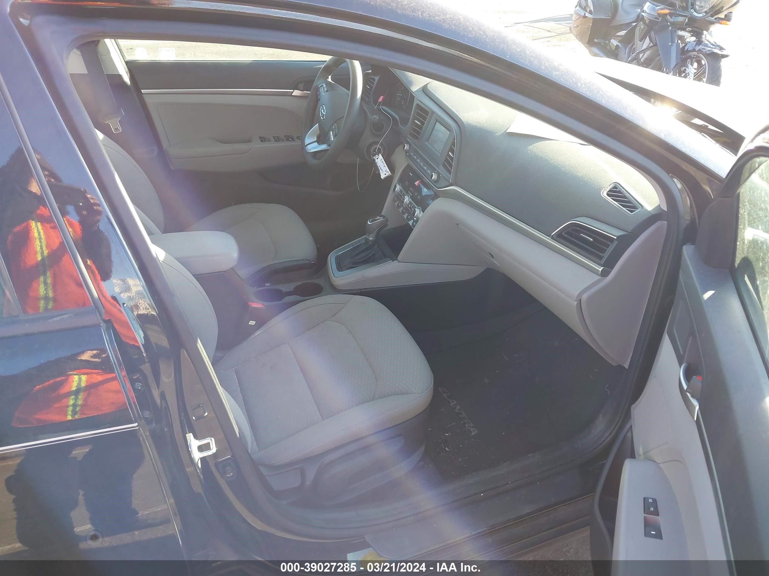 Photo 4 VIN: KMHD74LF4LU004520 - HYUNDAI ELANTRA 