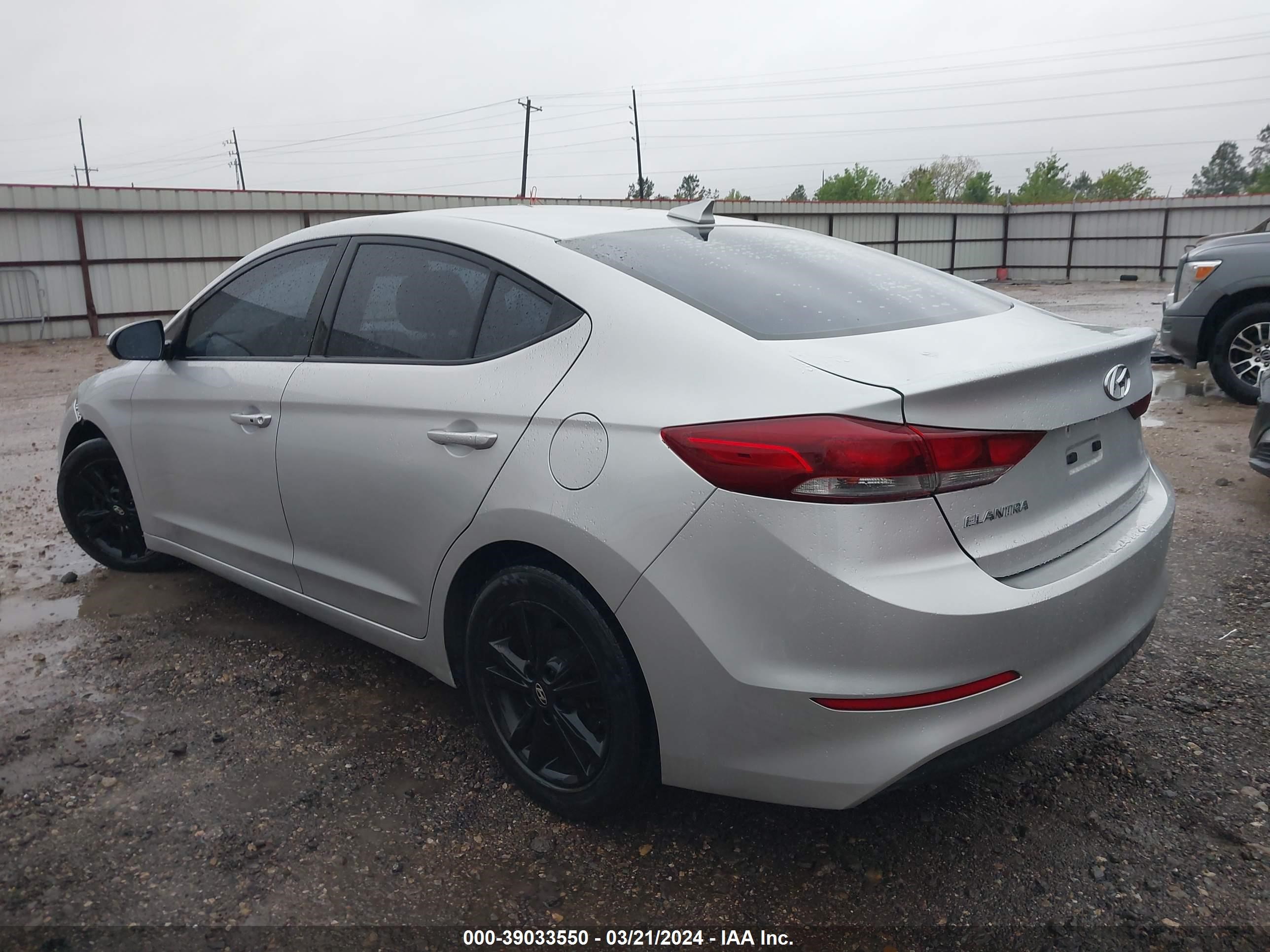 Photo 2 VIN: KMHD84LF1JU520392 - HYUNDAI ELANTRA 