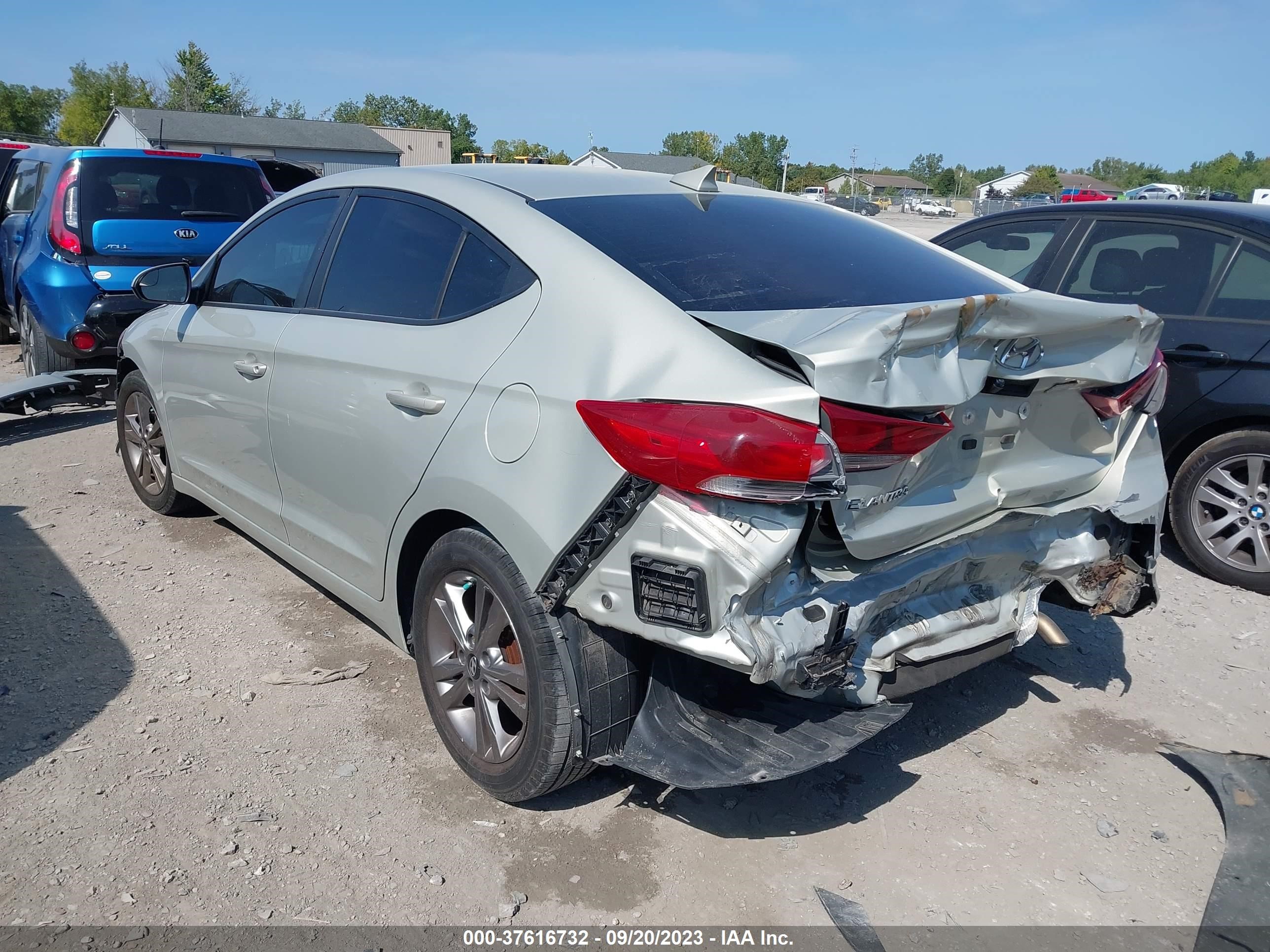 Photo 2 VIN: KMHD84LF4HU074443 - HYUNDAI ELANTRA 