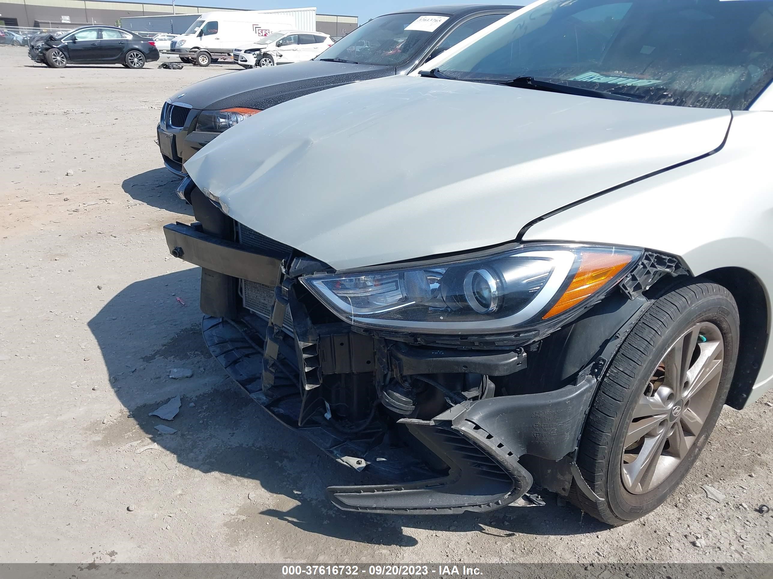 Photo 5 VIN: KMHD84LF4HU074443 - HYUNDAI ELANTRA 