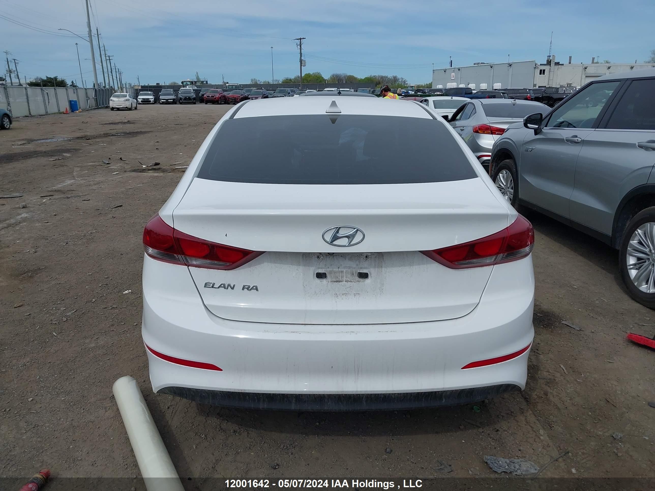 Photo 16 VIN: KMHD84LF4HU093543 - HYUNDAI ELANTRA 