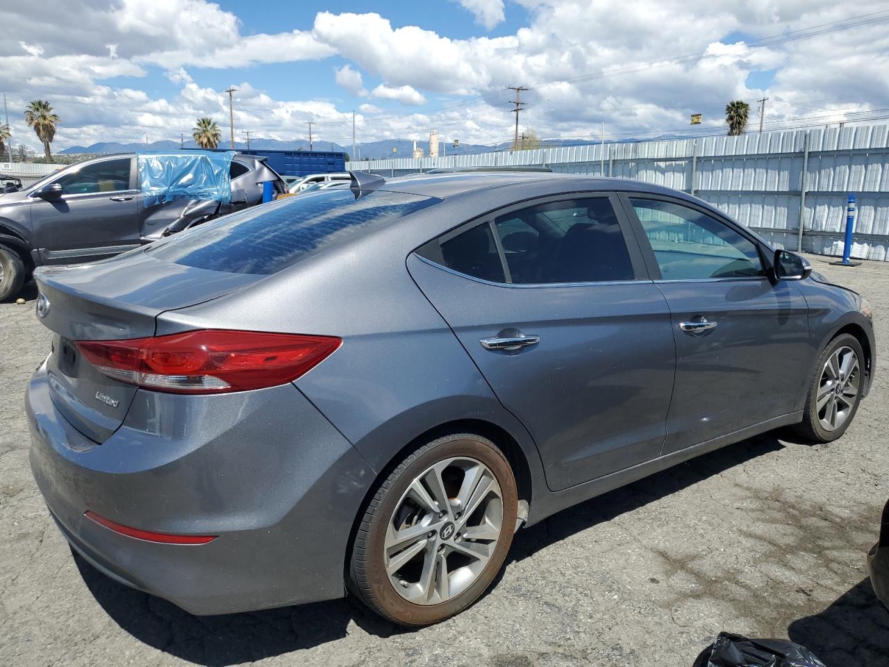 Photo 2 VIN: KMHD84LF4HU185963 - HYUNDAI ELANTRA 