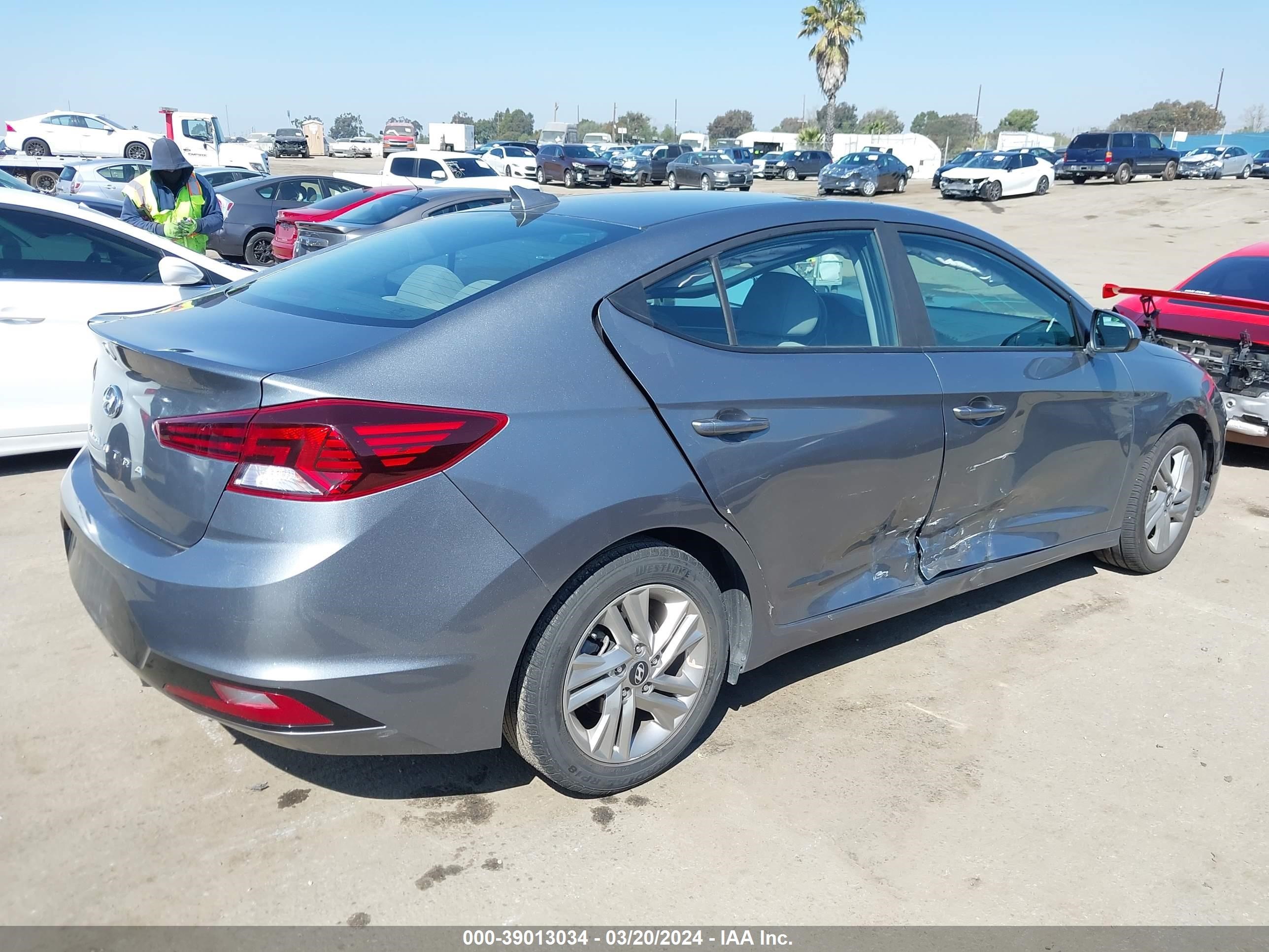 Photo 3 VIN: KMHD84LF4KU736495 - HYUNDAI ELANTRA 