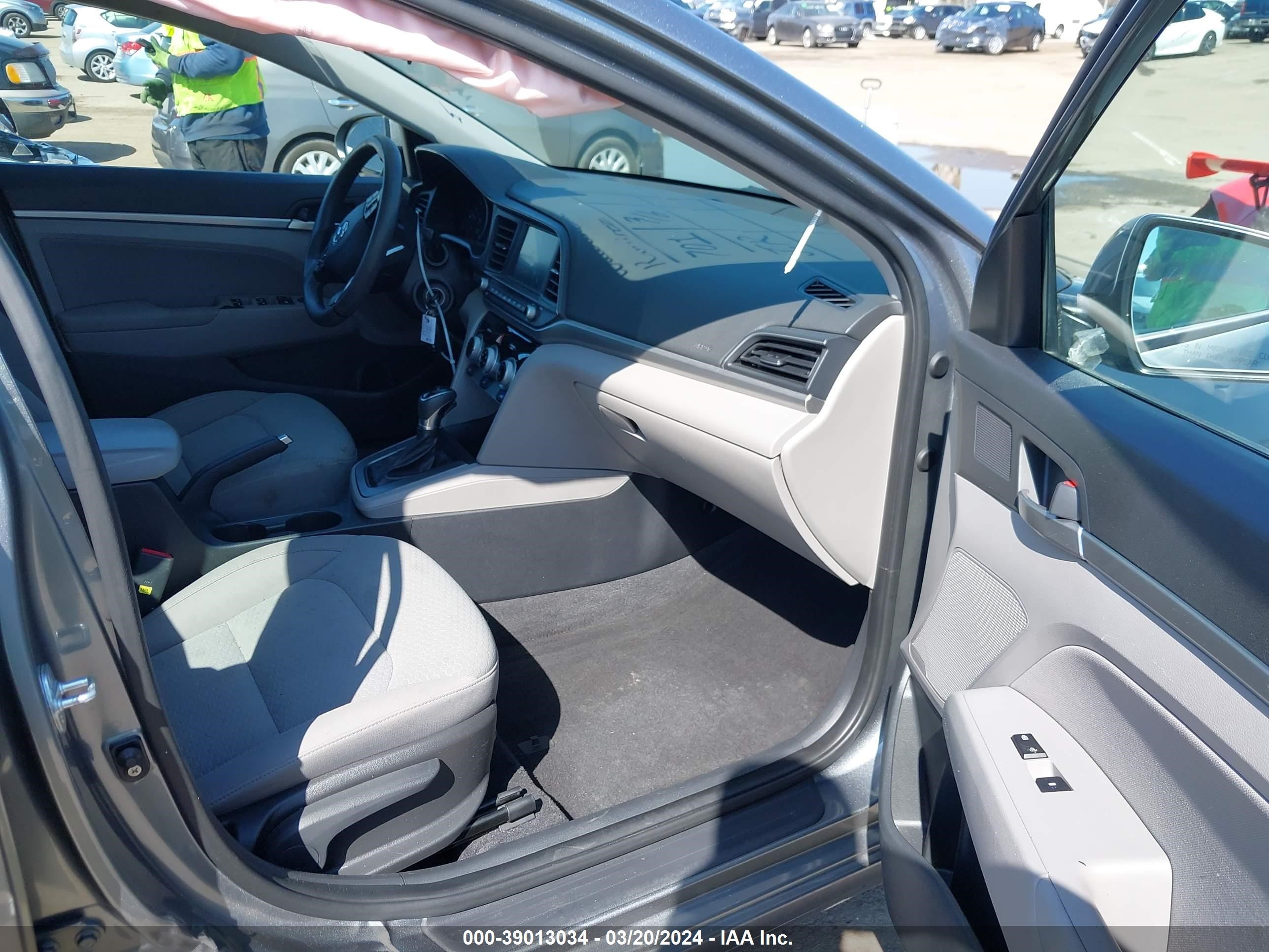 Photo 4 VIN: KMHD84LF4KU736495 - HYUNDAI ELANTRA 