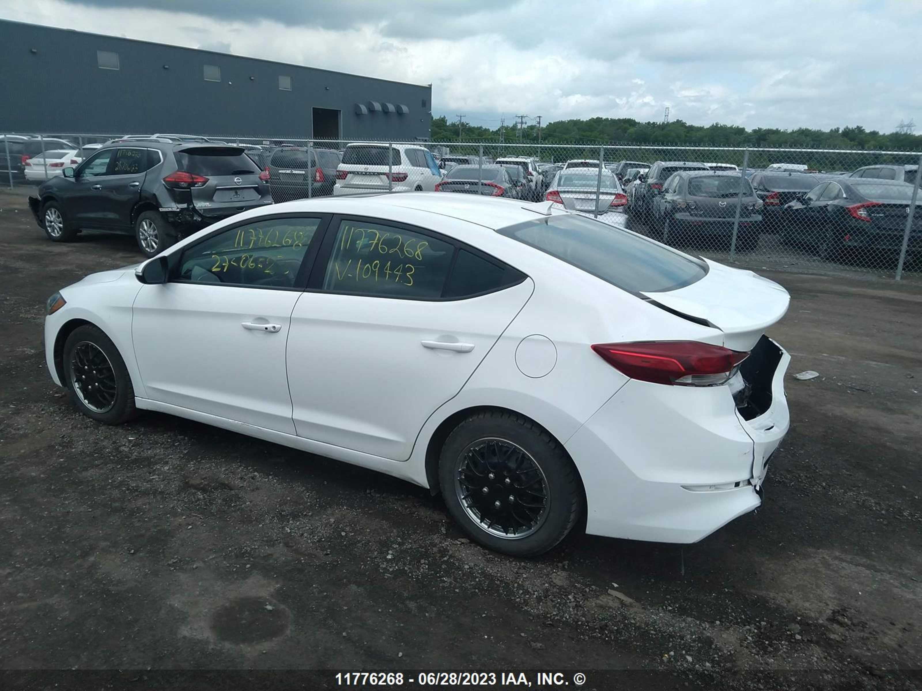 Photo 2 VIN: KMHD84LF5HU109443 - HYUNDAI ELANTRA 