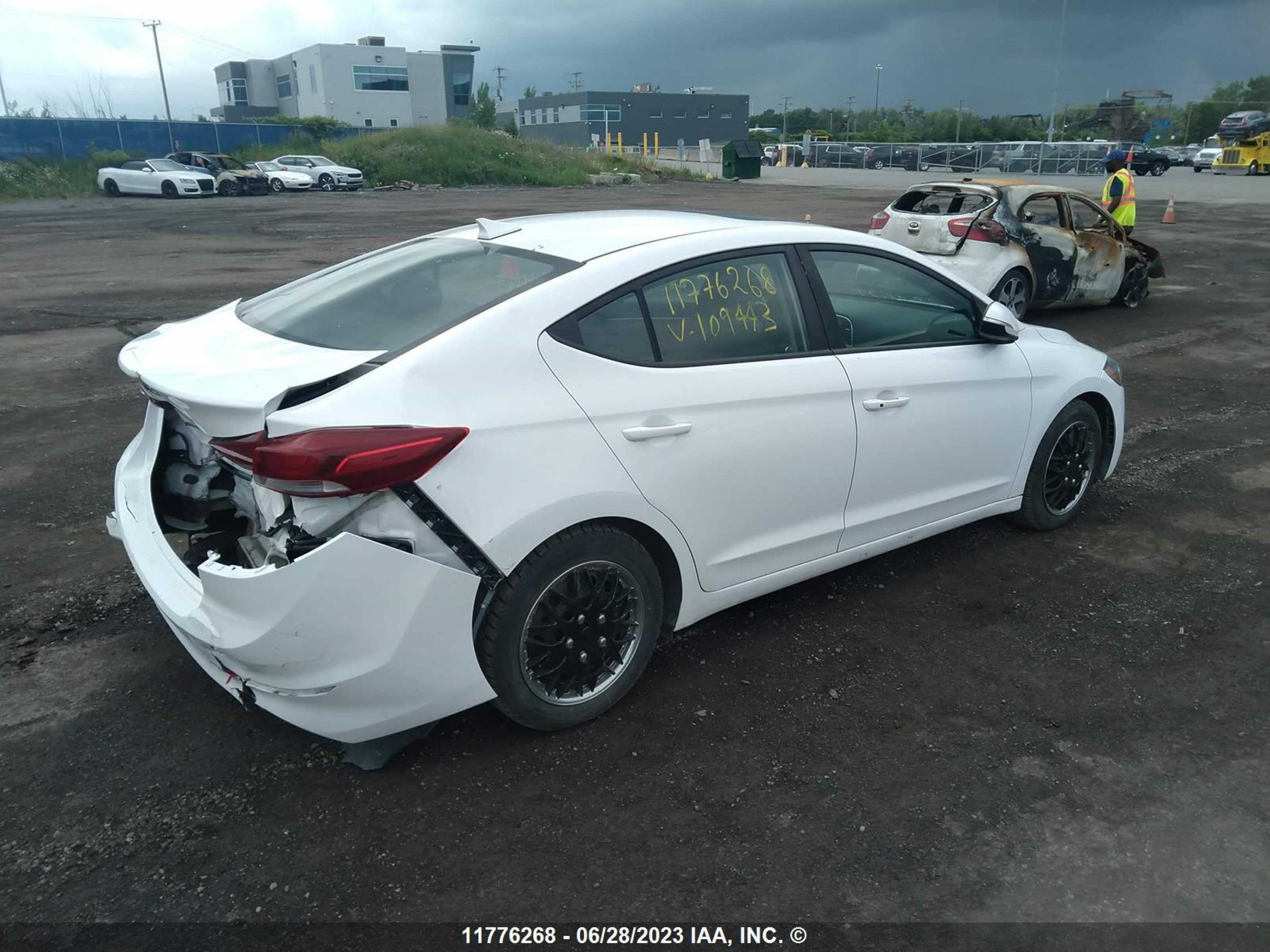 Photo 3 VIN: KMHD84LF5HU109443 - HYUNDAI ELANTRA 