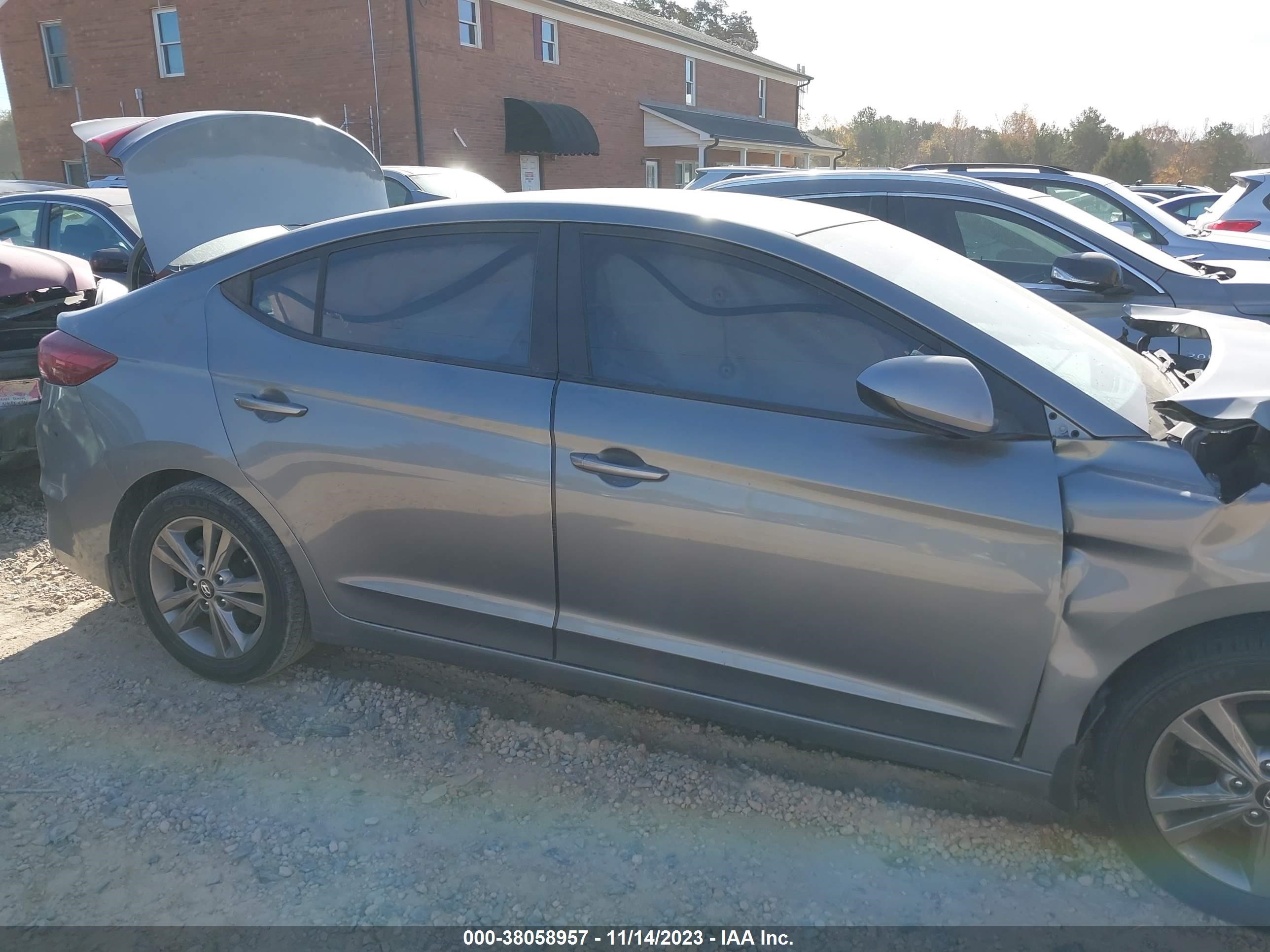 Photo 12 VIN: KMHD84LF5JU471519 - HYUNDAI ELANTRA 