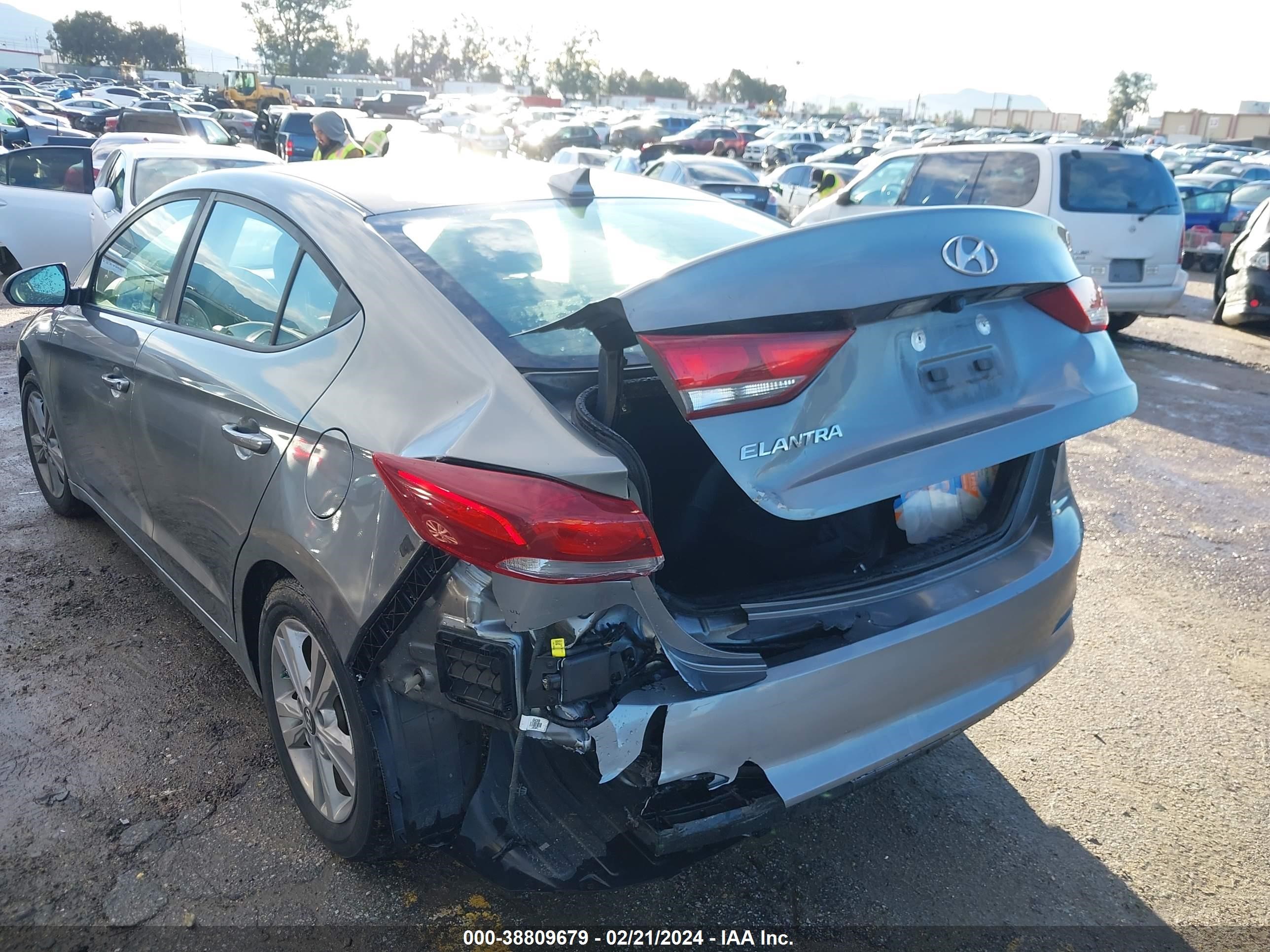 Photo 5 VIN: KMHD84LF5JU473674 - HYUNDAI ELANTRA 